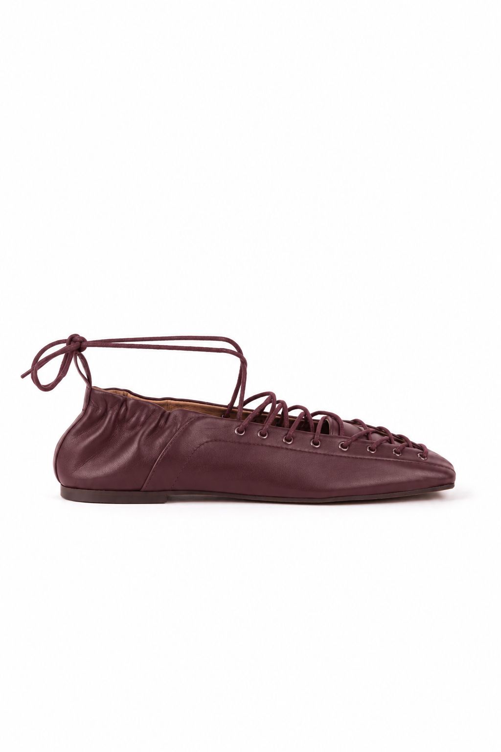 Sapatos rasos em pele com atacadores
