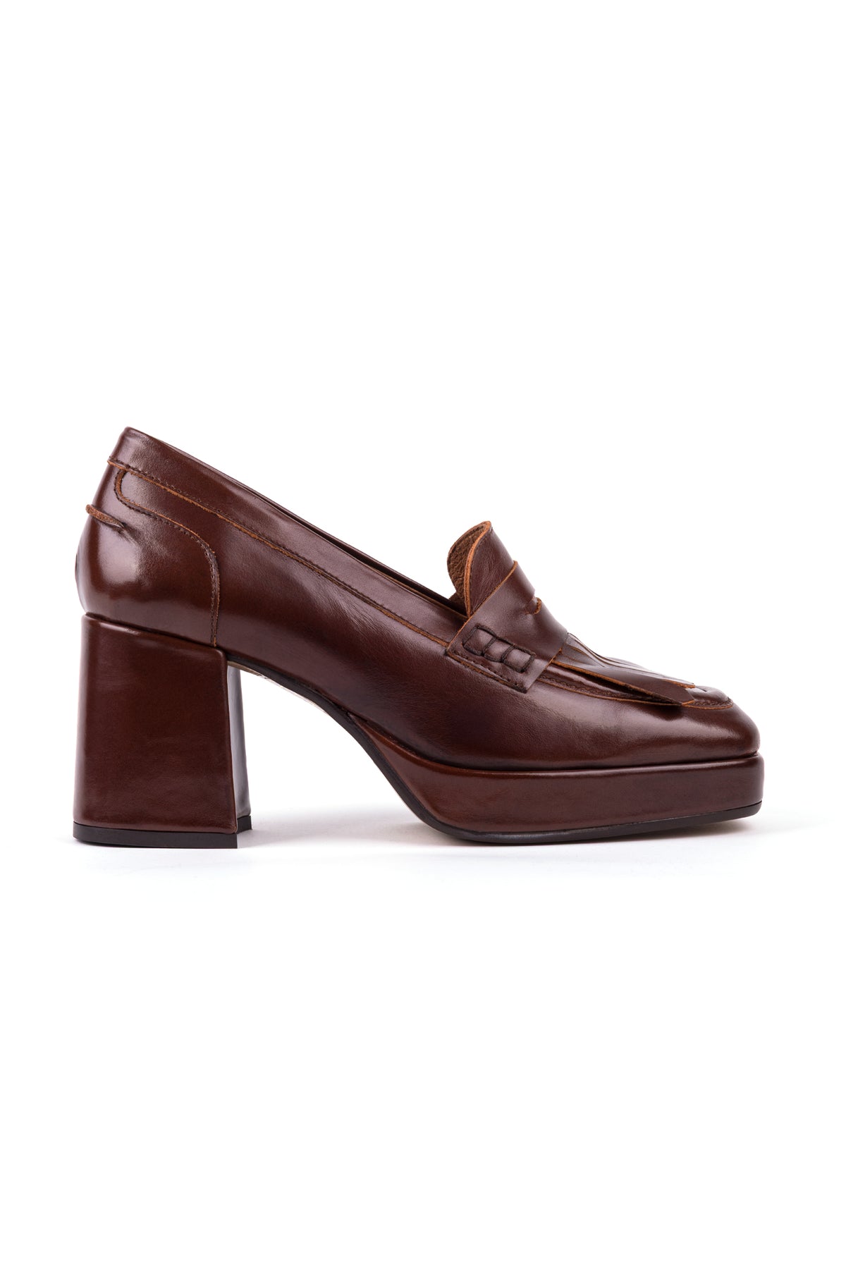 Loafers castanhos em pele com travessão com franjas e salto compensado
