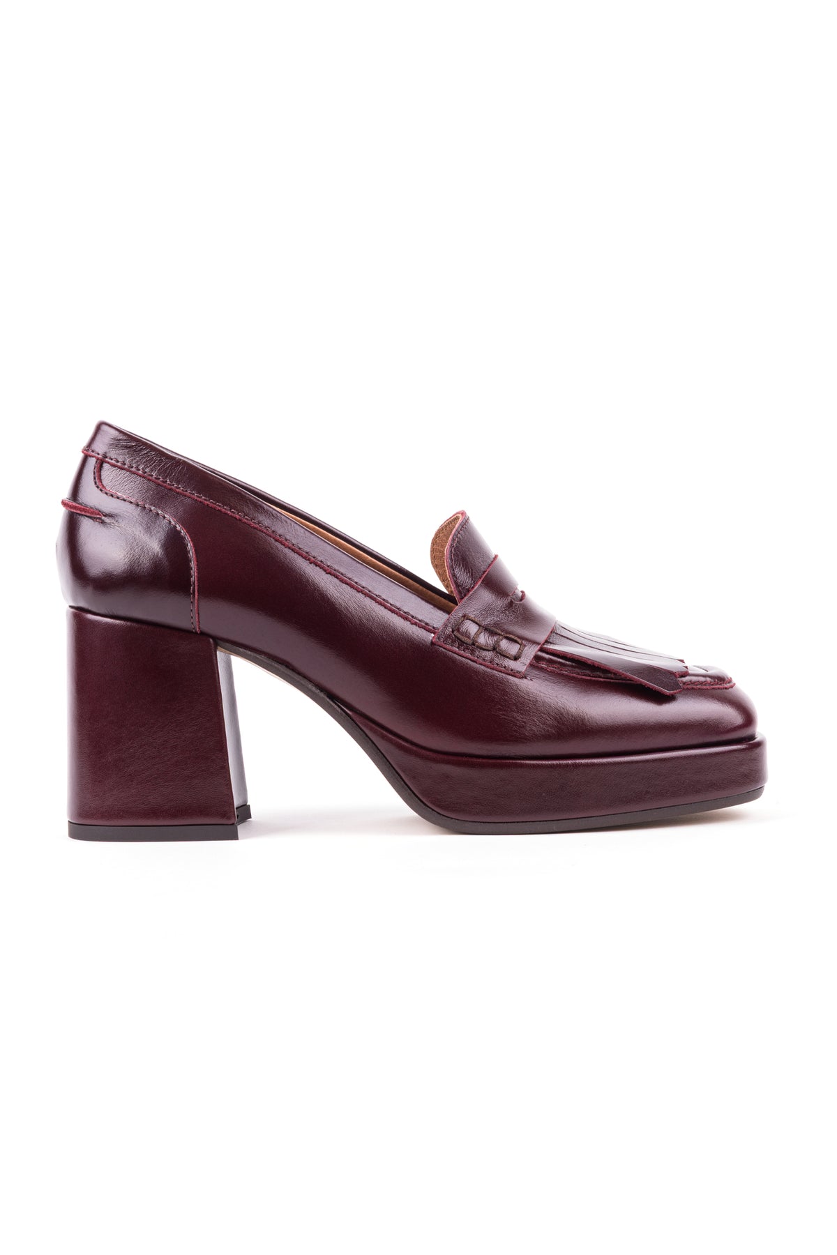 Loafers bordeaux em pele com travessão com franjas sobre a biqueira