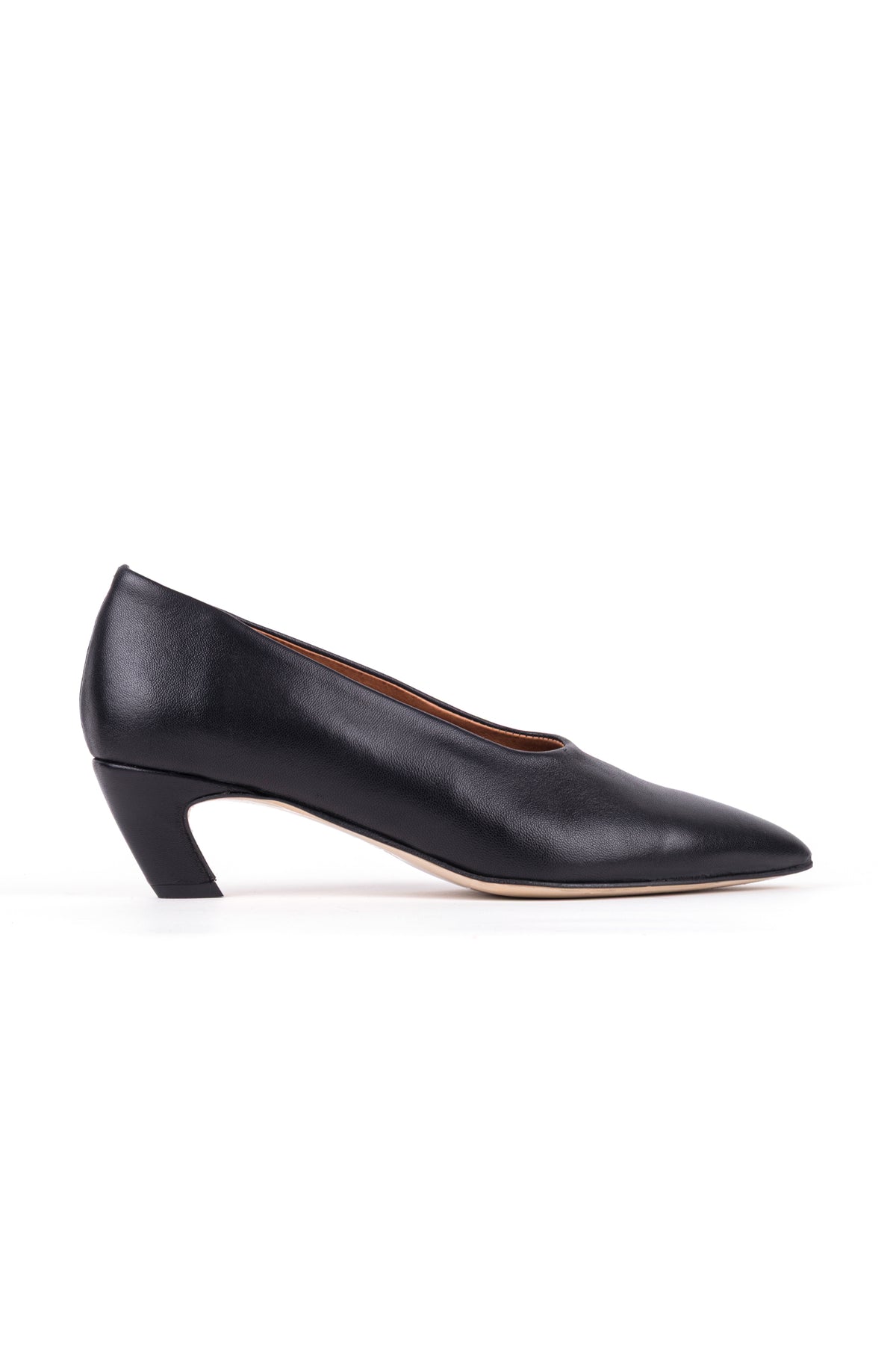 Sapatos de salto kitten em pele