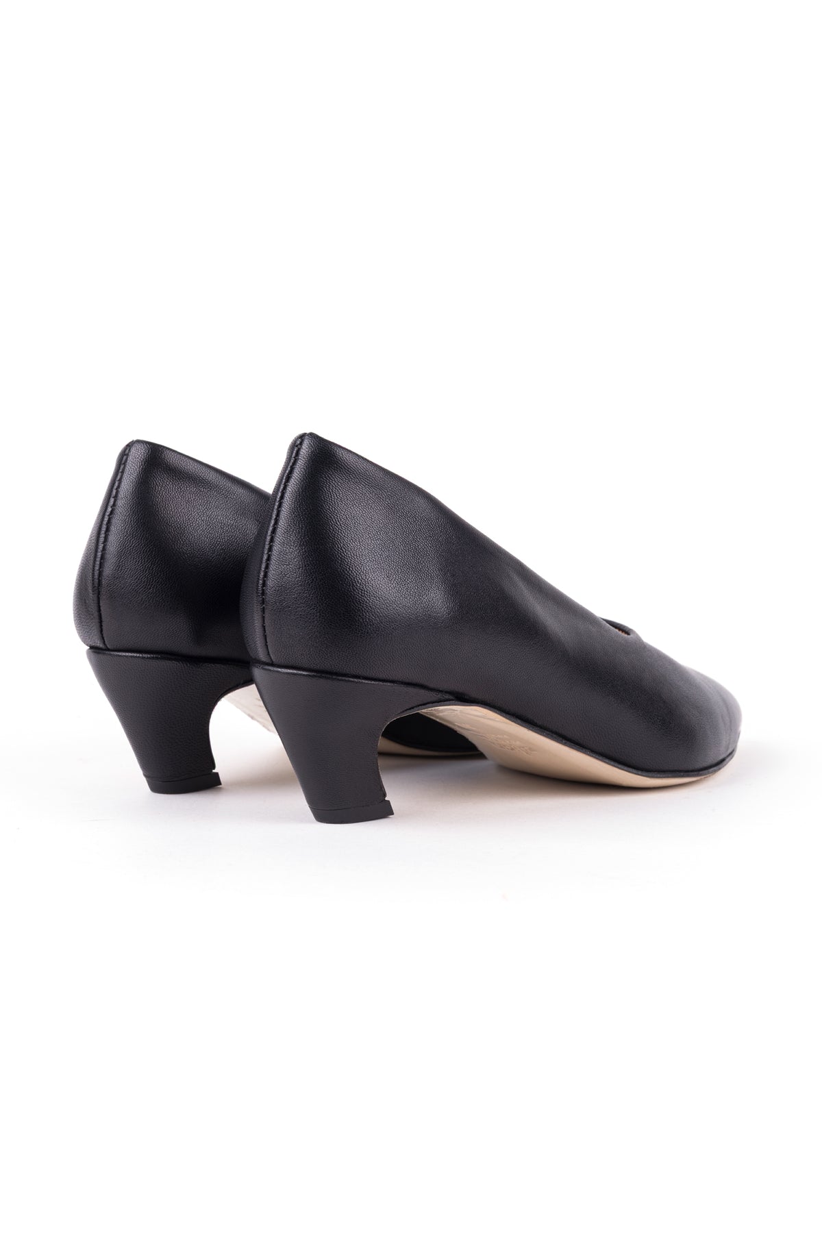 Sapatos de salto kitten em pele