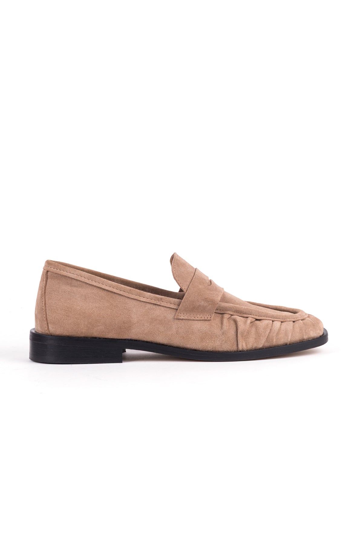 Loafers Zilian em camurça toupeira, com biqueira franzida e travessão à frente.