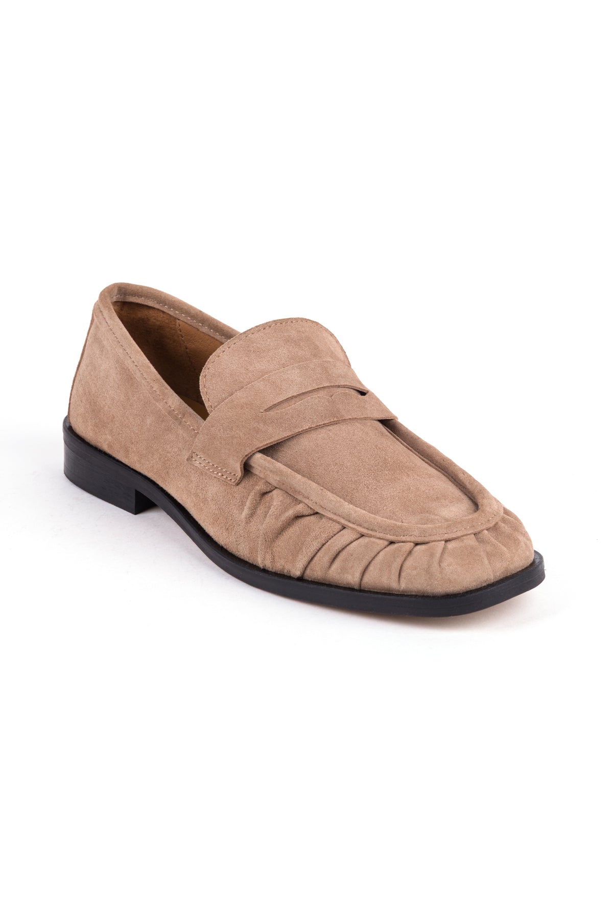 Loafers em camurça toupeira vistos de lado, com salto de bloco de 3 cm.