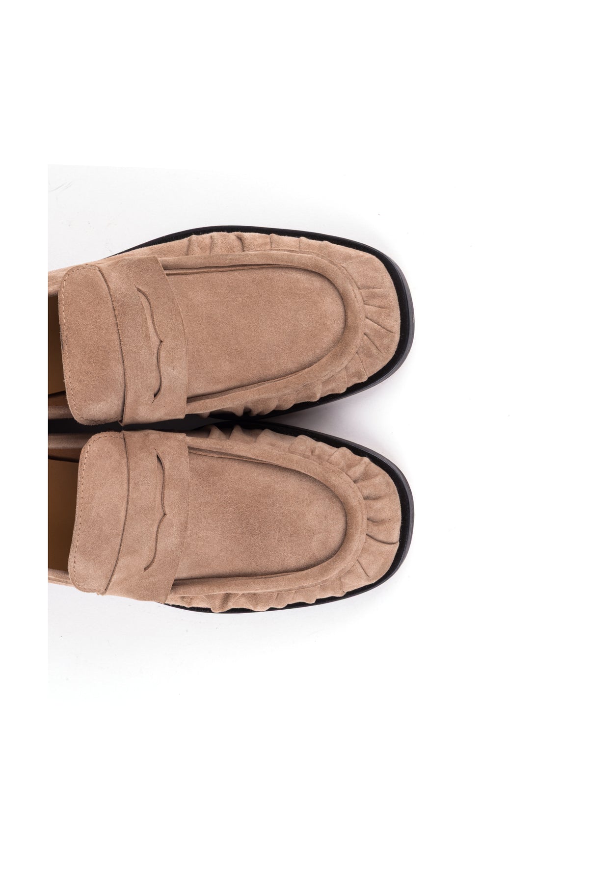 Pormenor da biqueira franzida dos loafers em camurça toupeira.