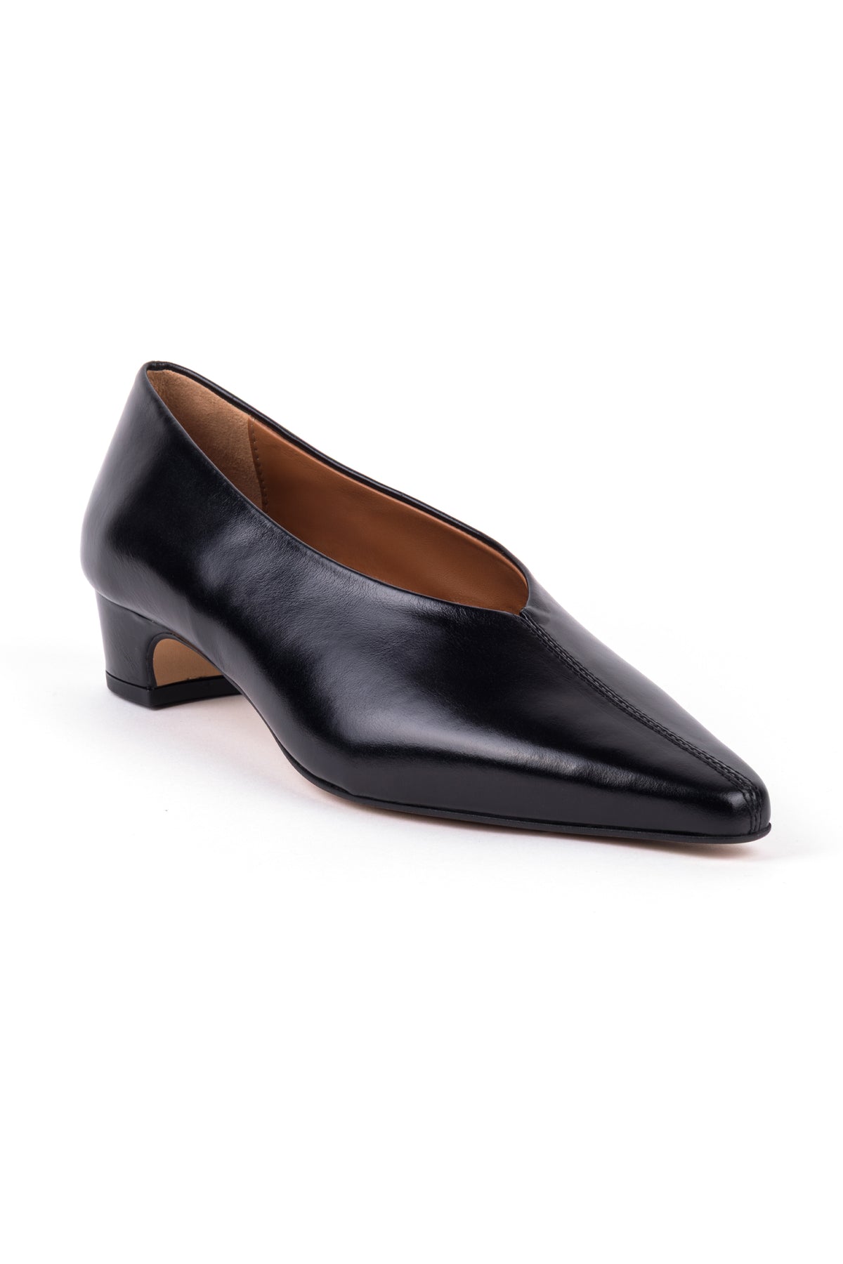 Sapatos de salto baixo em pele