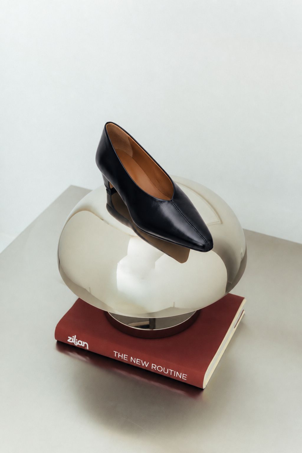 Sapatos de salto baixo em pele