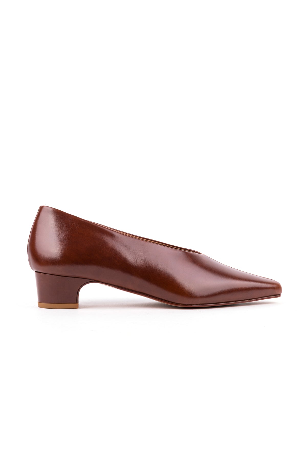 Sapatos de salto baixo em pele