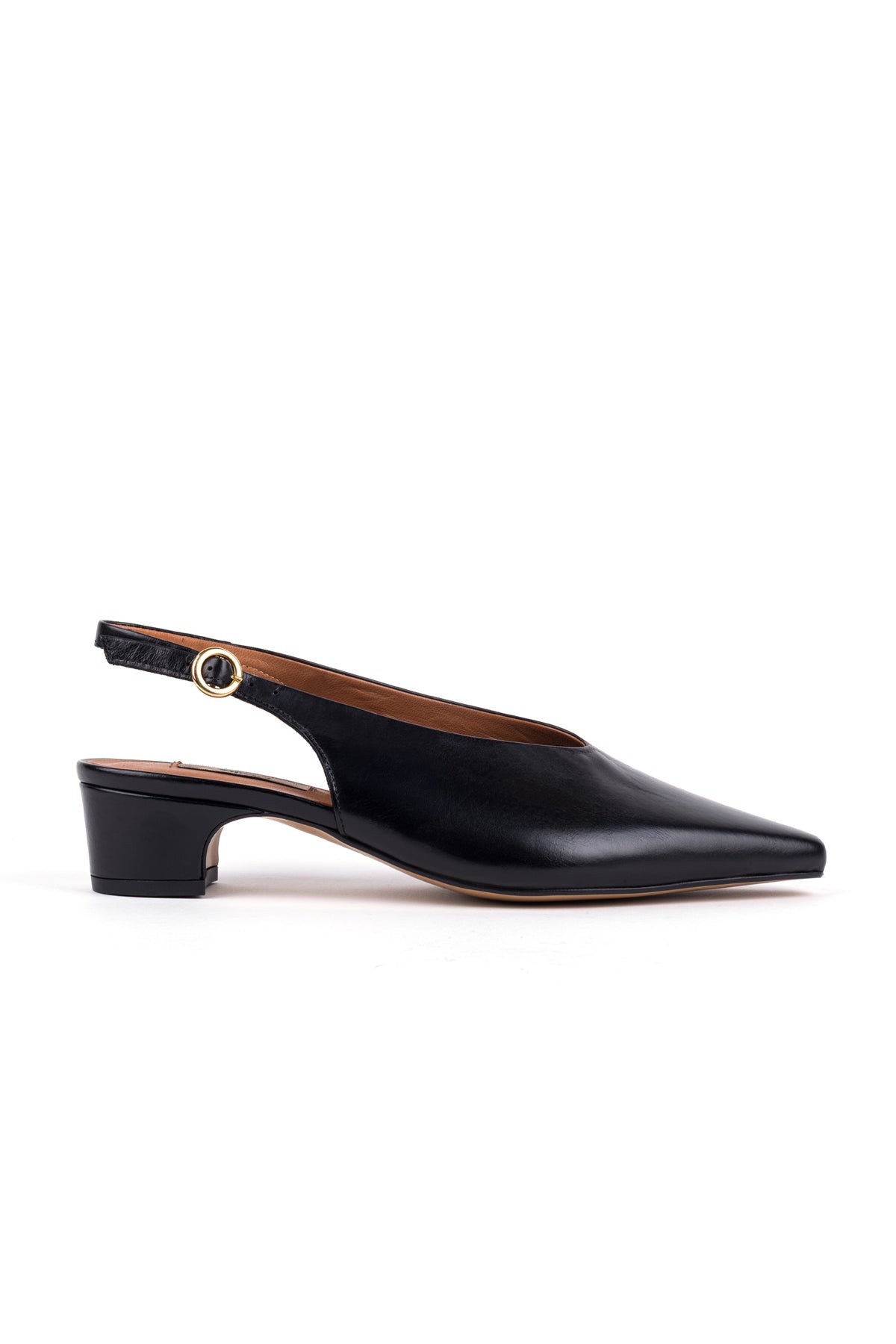 Slingbacks em pele preta, com decote em V e biqueira pontiaguda