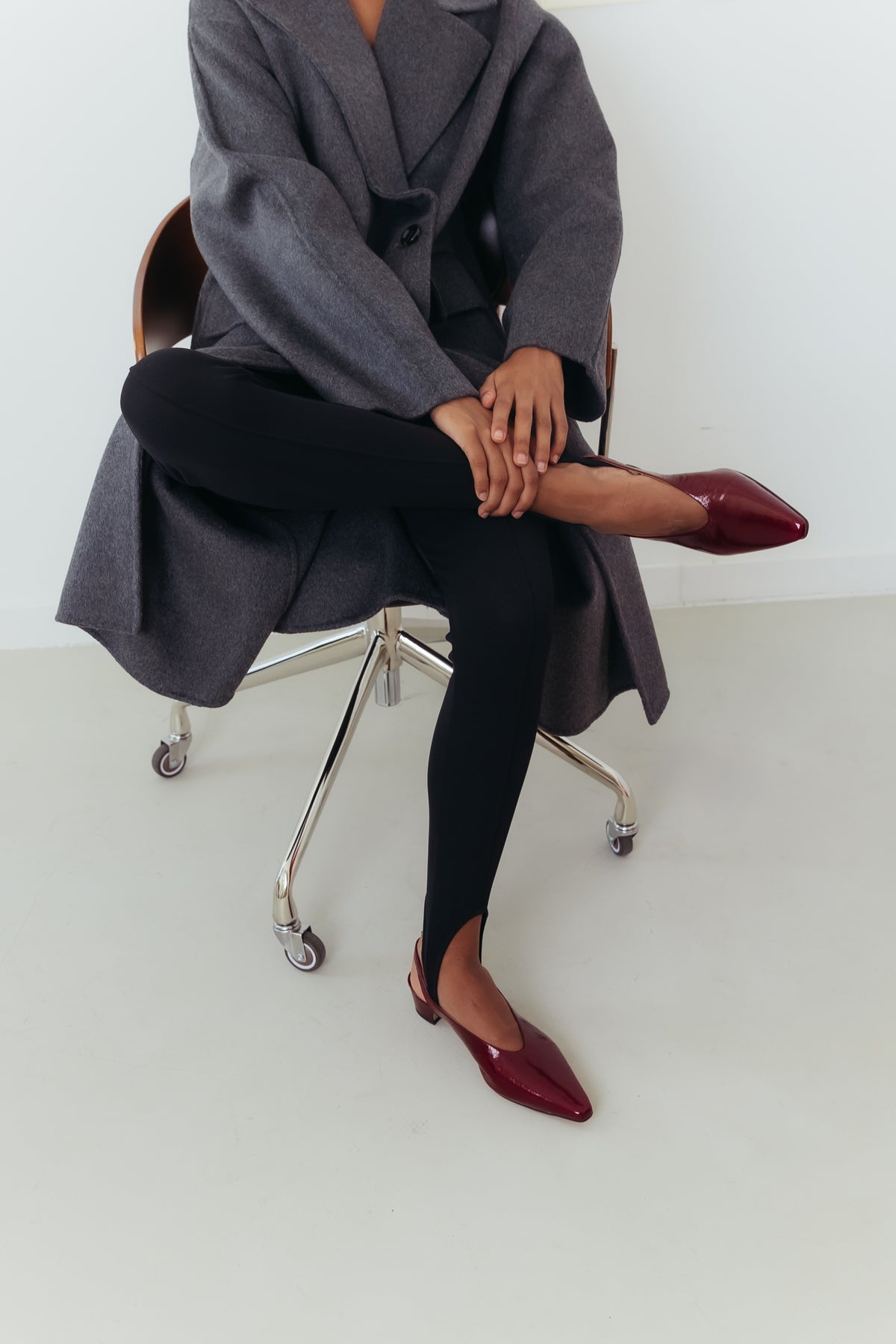 Slingbacks bordeaux com tira no calcanhar ajustável por fivela