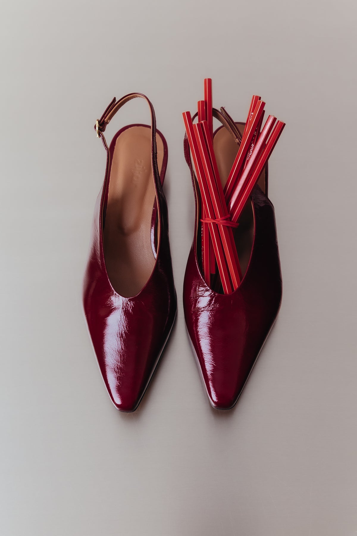 Slingbacks Zilian em verniz bordeaux, com salto de 3,5 cm