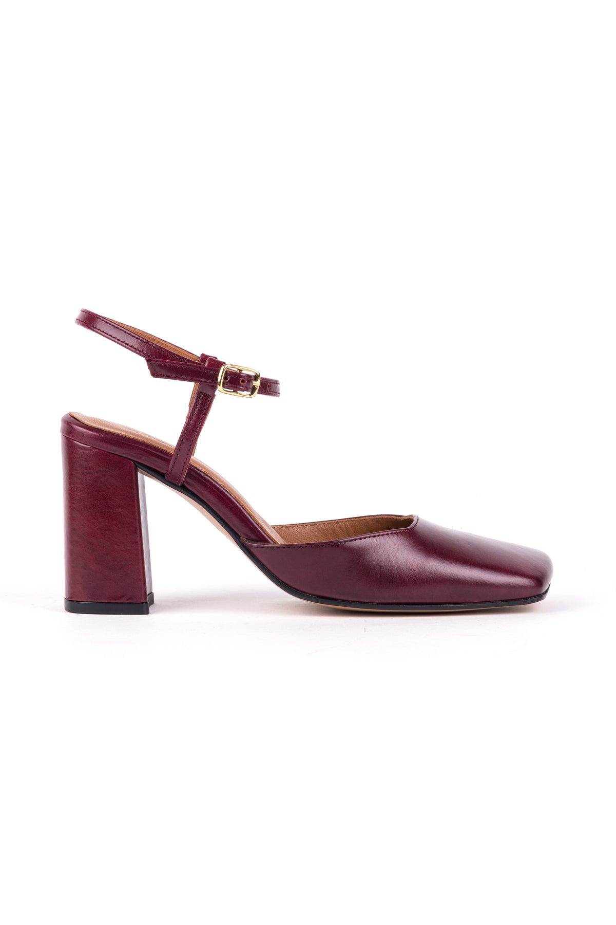 Sapatos de salto alto em pele bordeaux, com tira no tornozelo e fivela dourada.