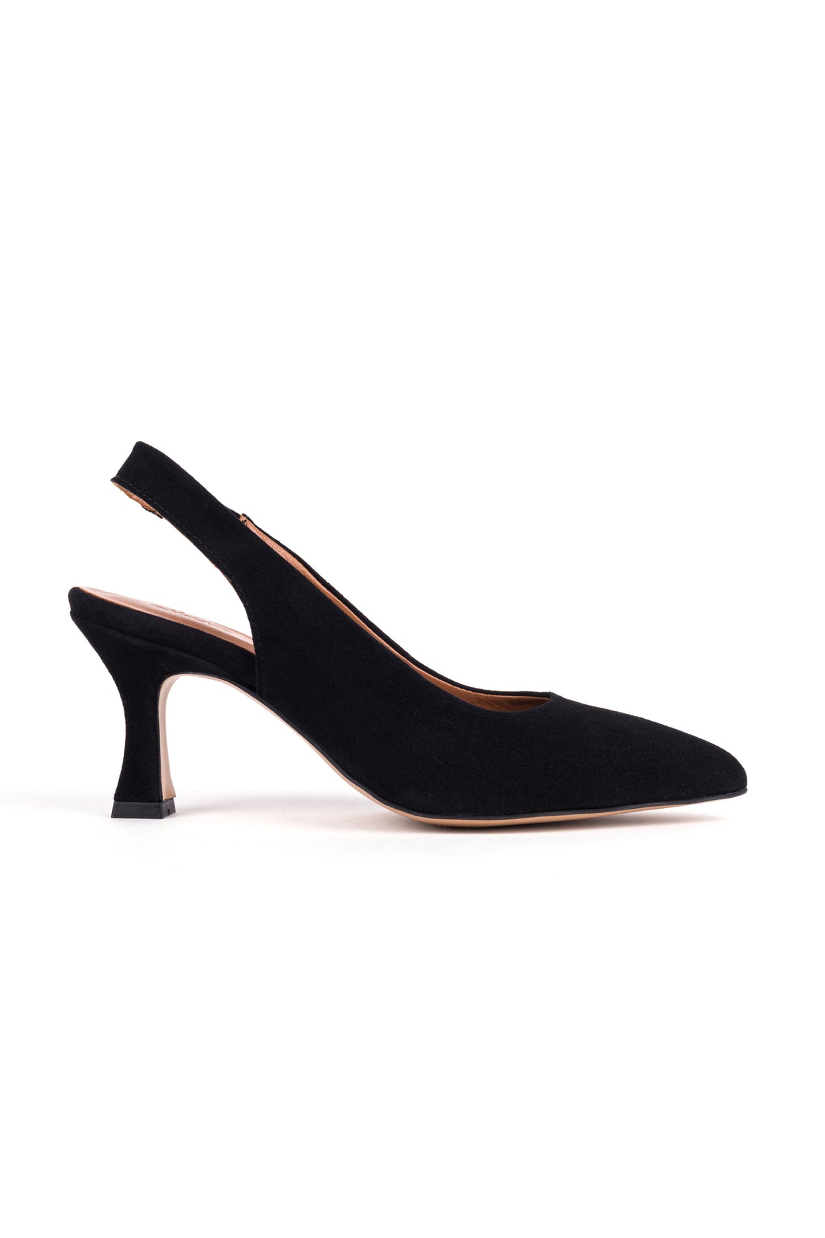 Slingbacks em camurça preta, com biqueira pontiaguda e salto de 5,5 cm.
