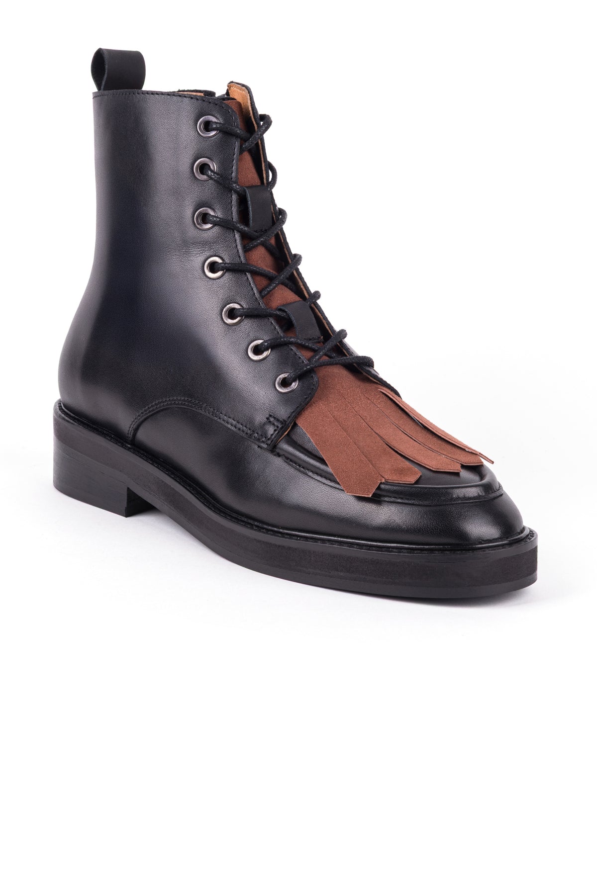 Botas pretas em pele da Zilian, com franjas em croute castanho sobre o peito do pé.