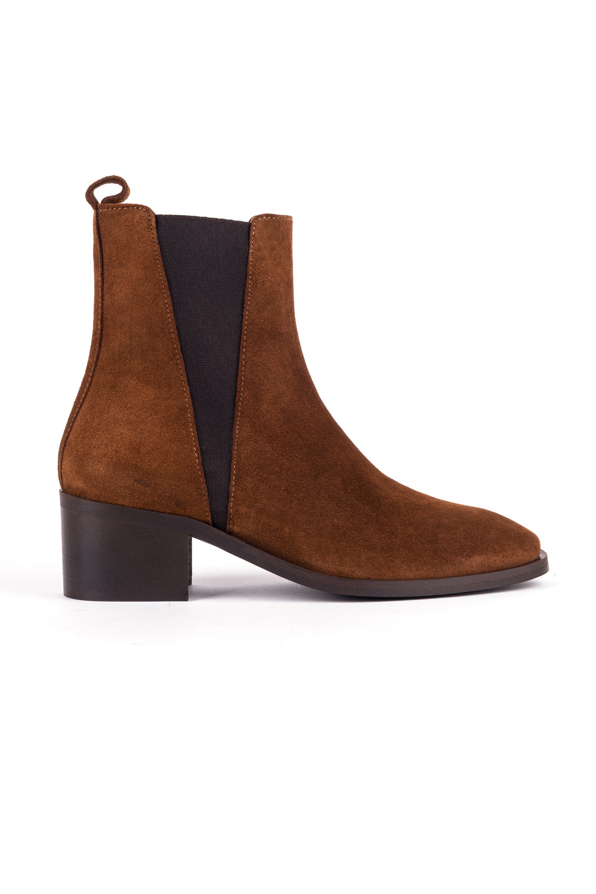 Botas chelsea em croute castanho, com elásticos laterais num tom mais escuro.