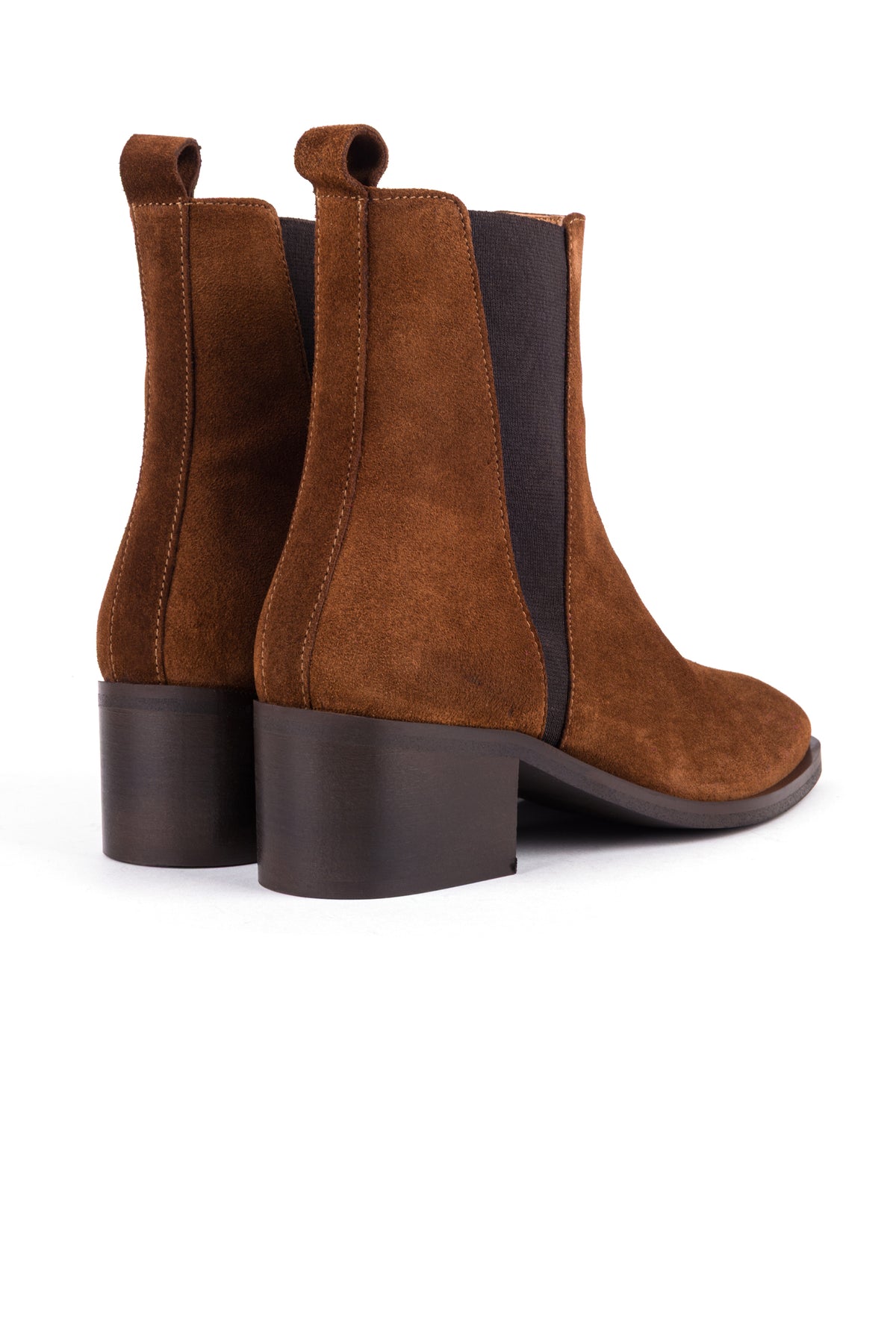 Par de botas chelsea em croute castanho da Zilian, com presilha atrás.