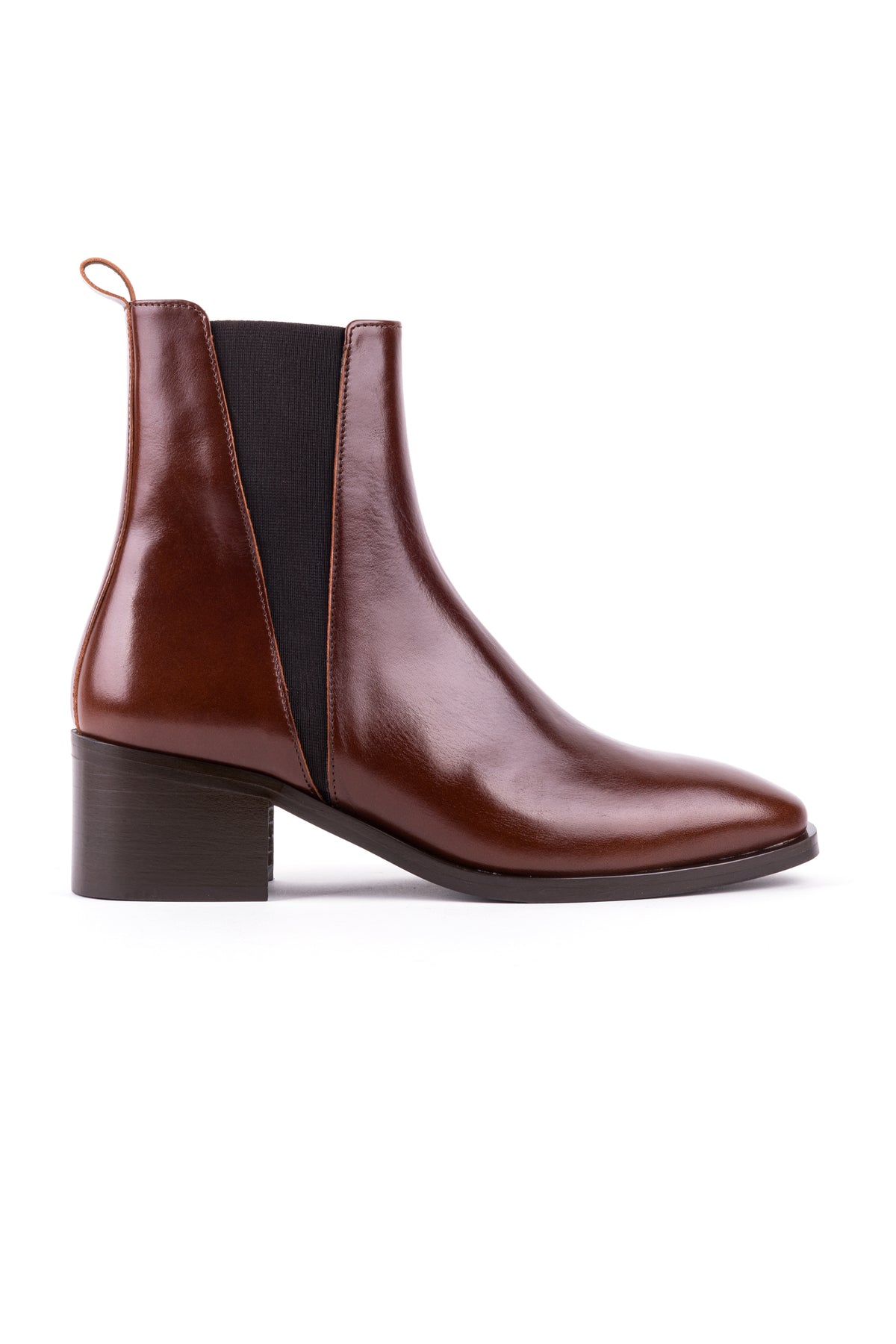 Botas chelsea castanhas em pele, com elásticos laterais e biqueira redonda.