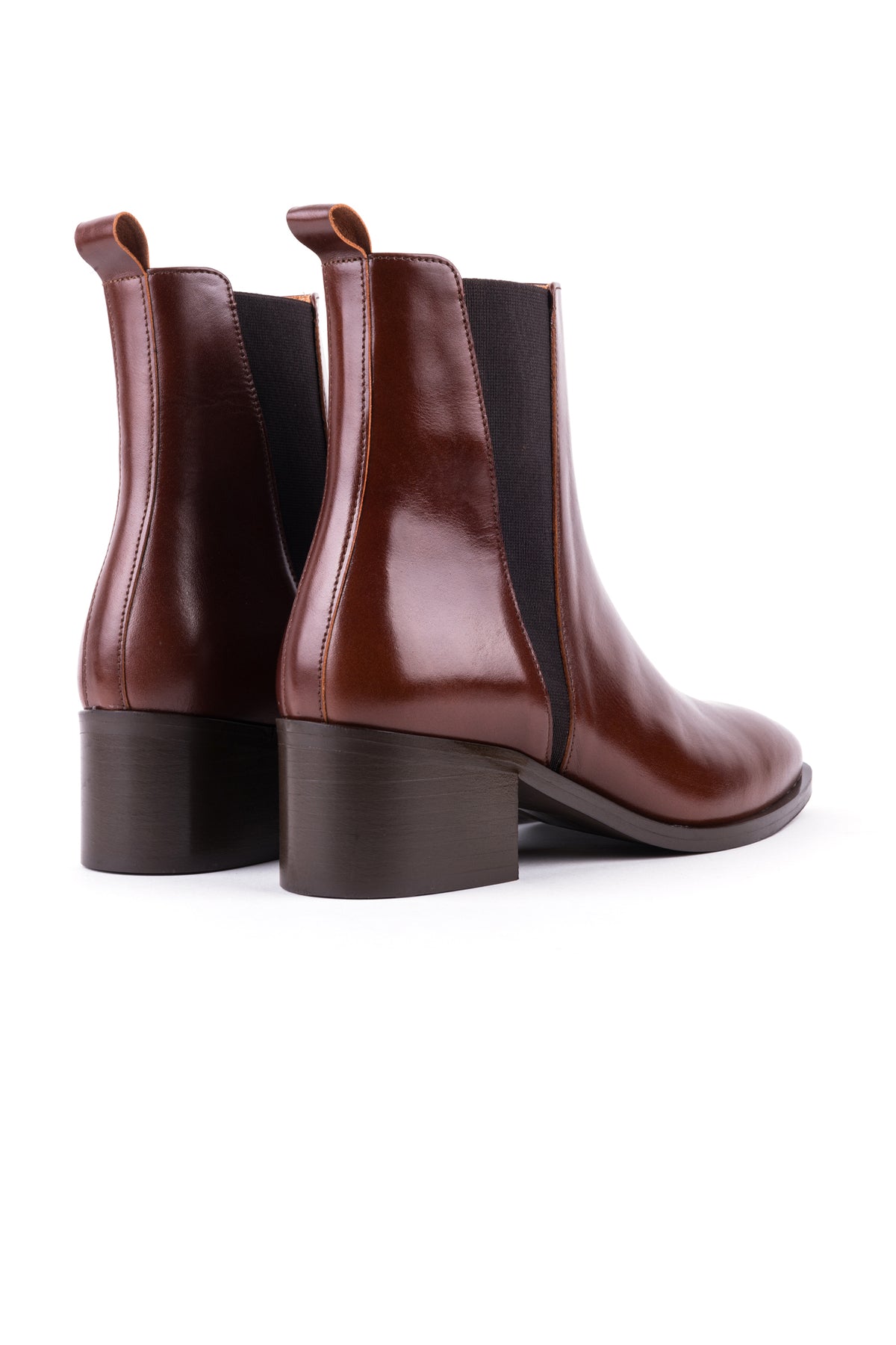 Botas chelsea castanhas em pele, com presilha atrás para calçar.