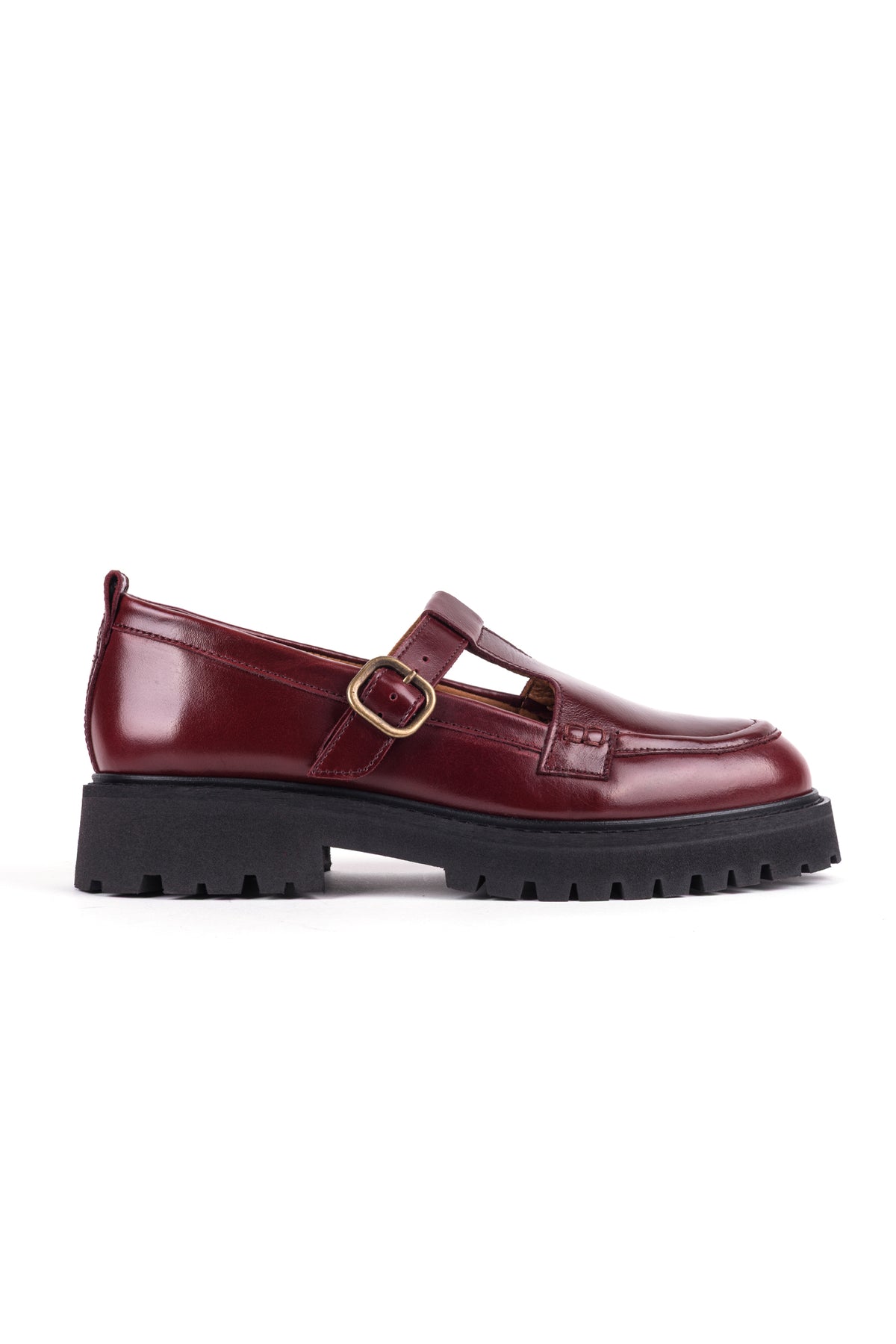 Loafer Mary Jane em pele bordeaux, com travessão em T, fivela dourada e sola tratorada preta.