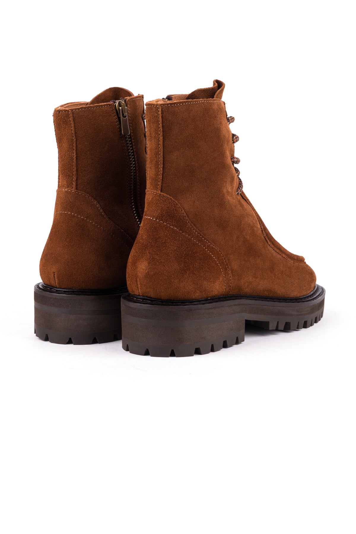 Botas de atacadores em camurça castanha, estilo combat
