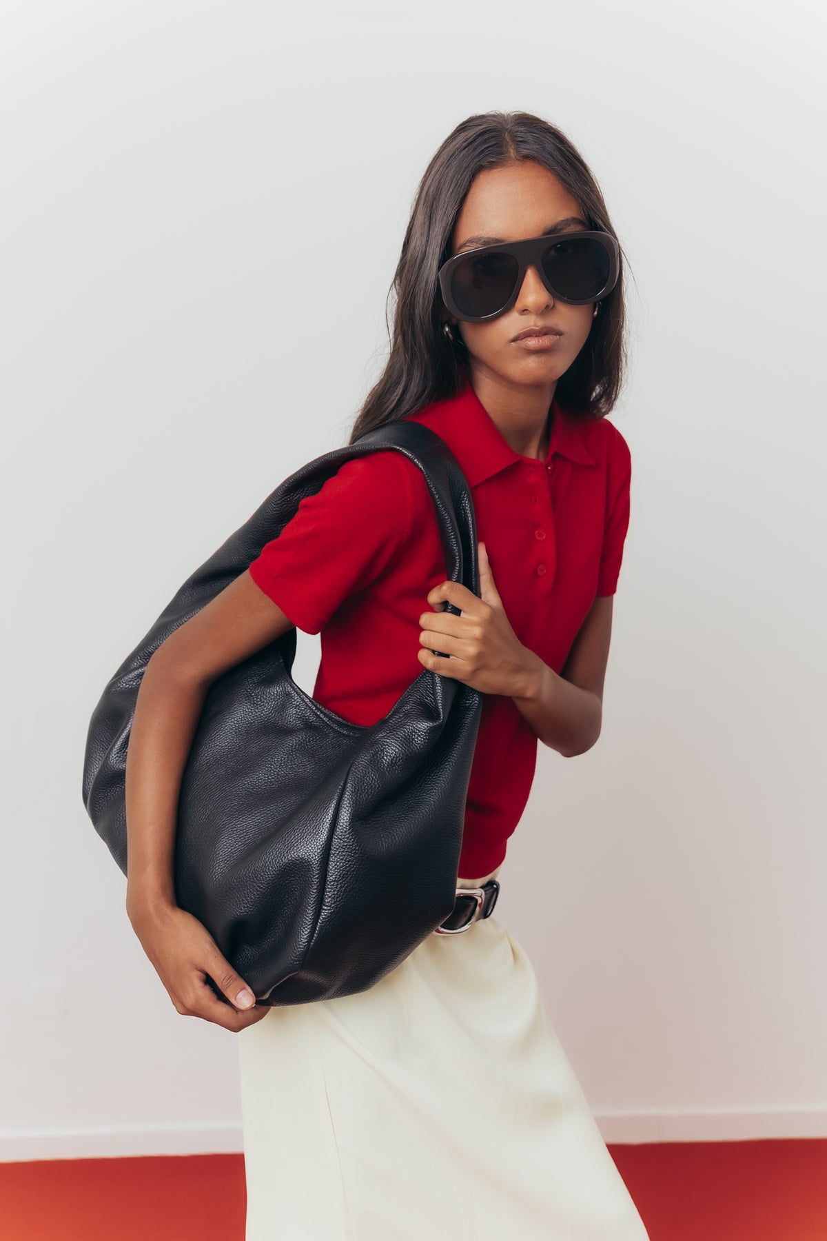Malas tote em pele preta, detalhe do bolso interior