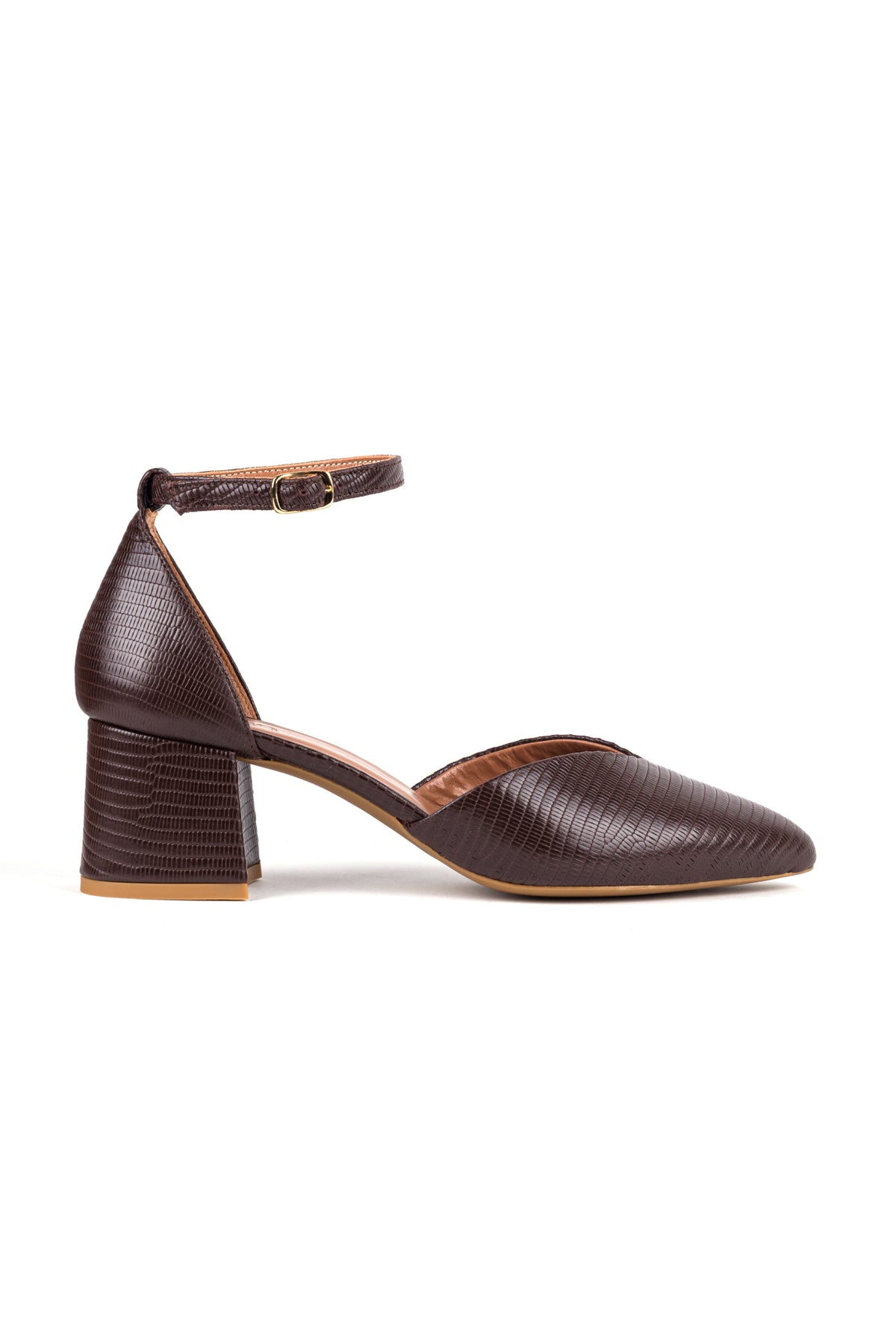 Sapatos castanhos em pele gravada, vistos de lado, com salto de bloco de 5,5 cm.
