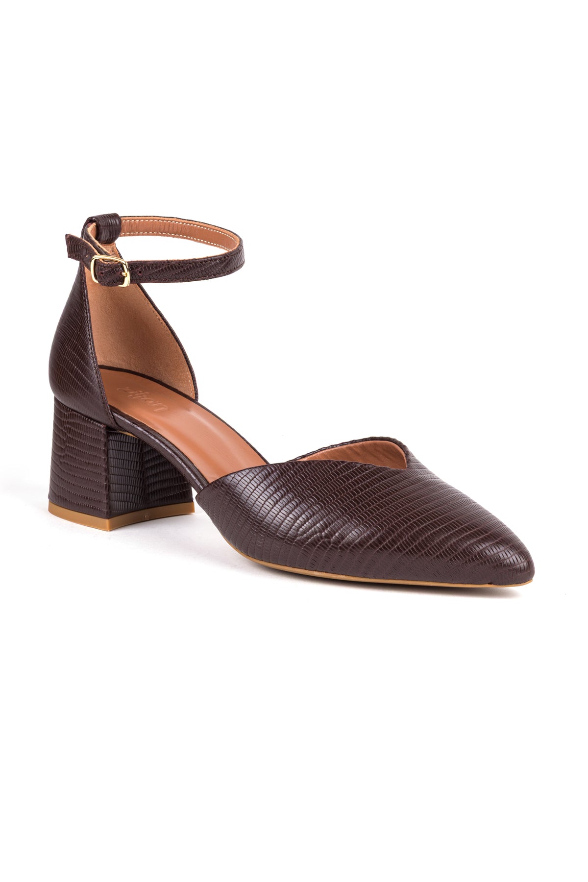 Sapatos castanhos em pele gravada da Zilian, com tira e fivela dourada no tornozelo.