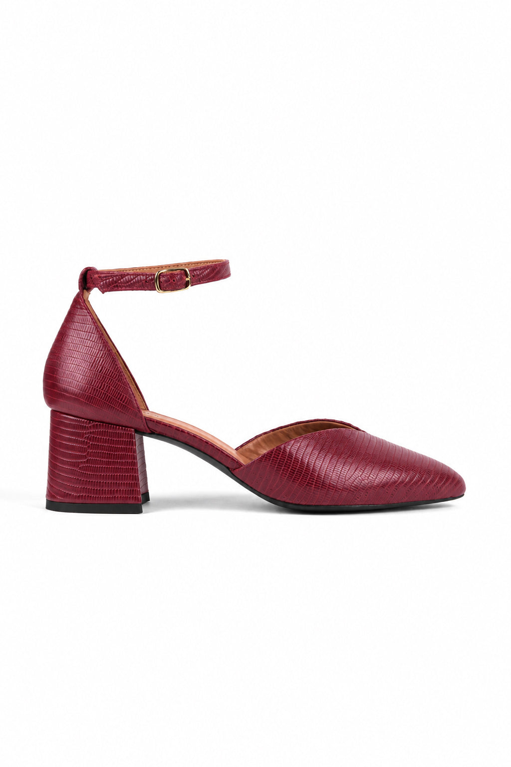 Sapatos bordeaux em pele gravada, vistos de lado, com tira no tornozelo e salto de bloco.