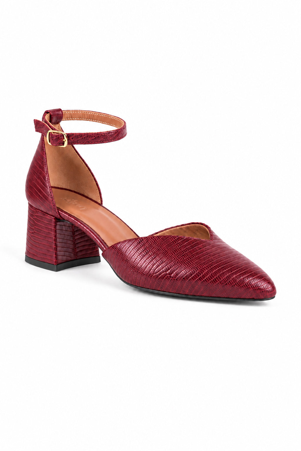 Sapatos bordeaux em pele gravada, com fivela dourada no tornozelo e biqueira pontiaguda.