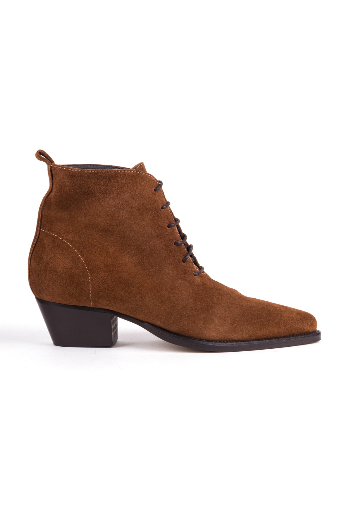 Ankle boots em croute castanho, com atacadores escuros e linha texana