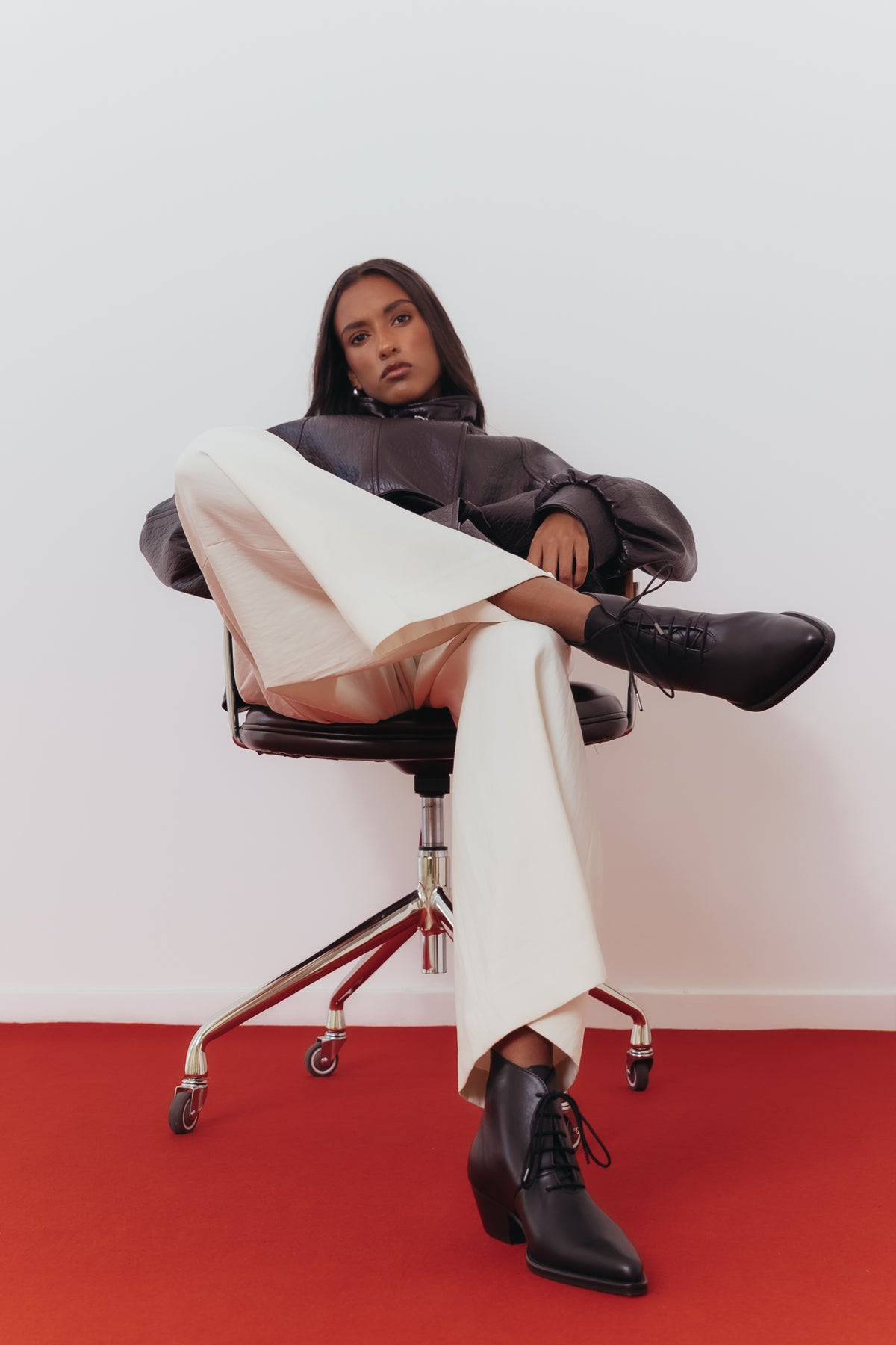 Botins texanos com atacadores em pele