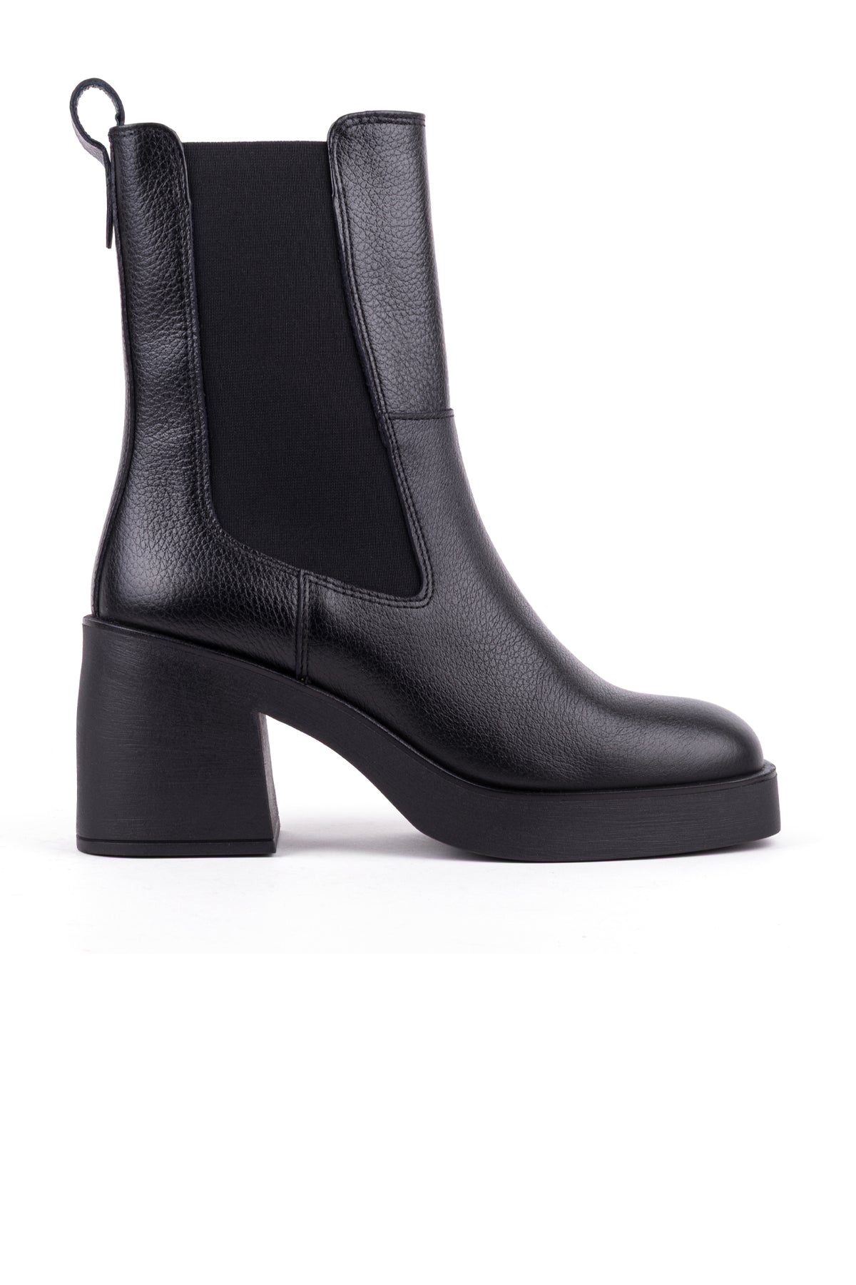 Bota chelsea preta em pele texturada vista de lado, com plataforma e salto de bloco de 8 cm.