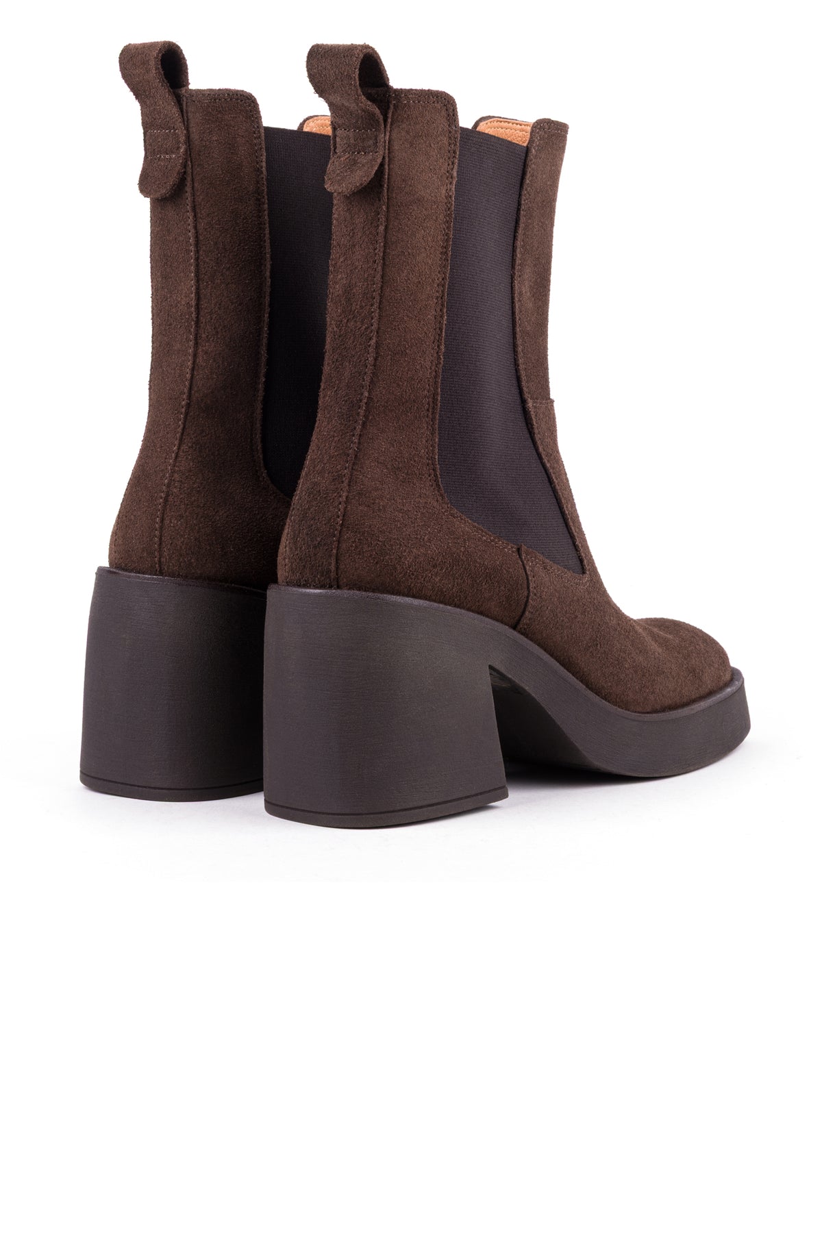 Par de botas chelsea castanhas visto de trás, com as presilhas e o cano a meio da perna.