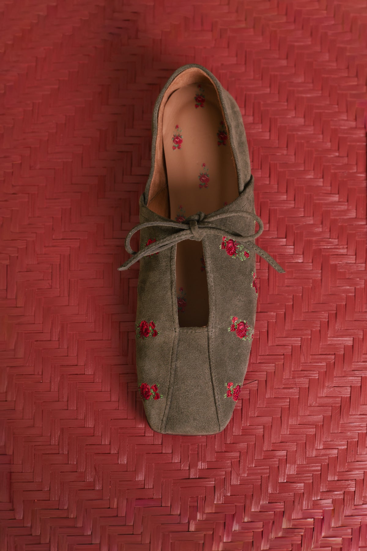 Sapatos rasos em croute verde com bordado Rosa de Chita e biqueira quadrada