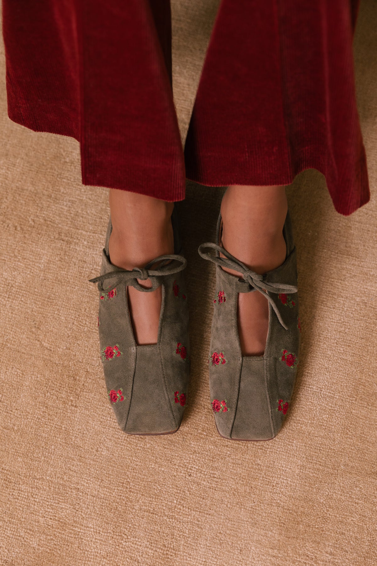 Sapatos Laçada em croute verde com rosas bordadas, usados com calças de bombazina bordeaux