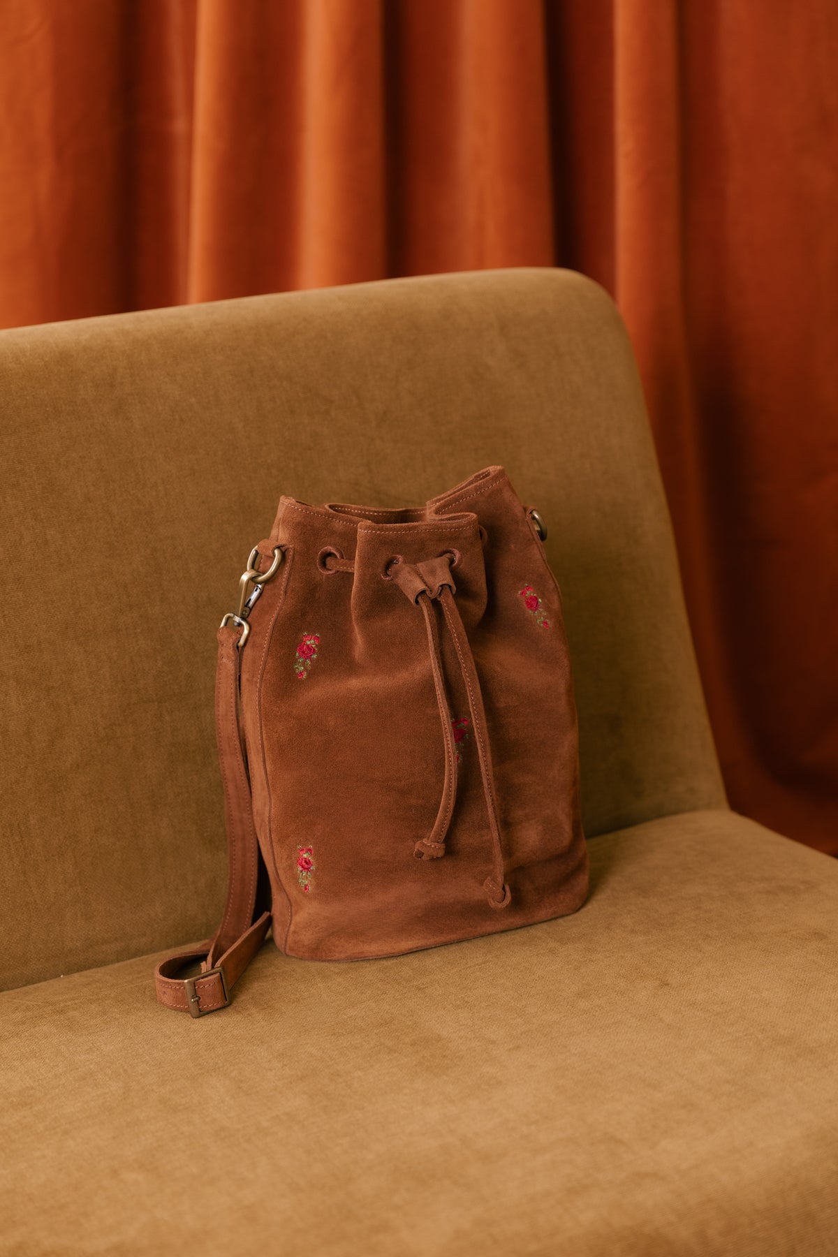 Bucket bag Zilian em croute castanho, com fecho de cordão e ferragens douradas
