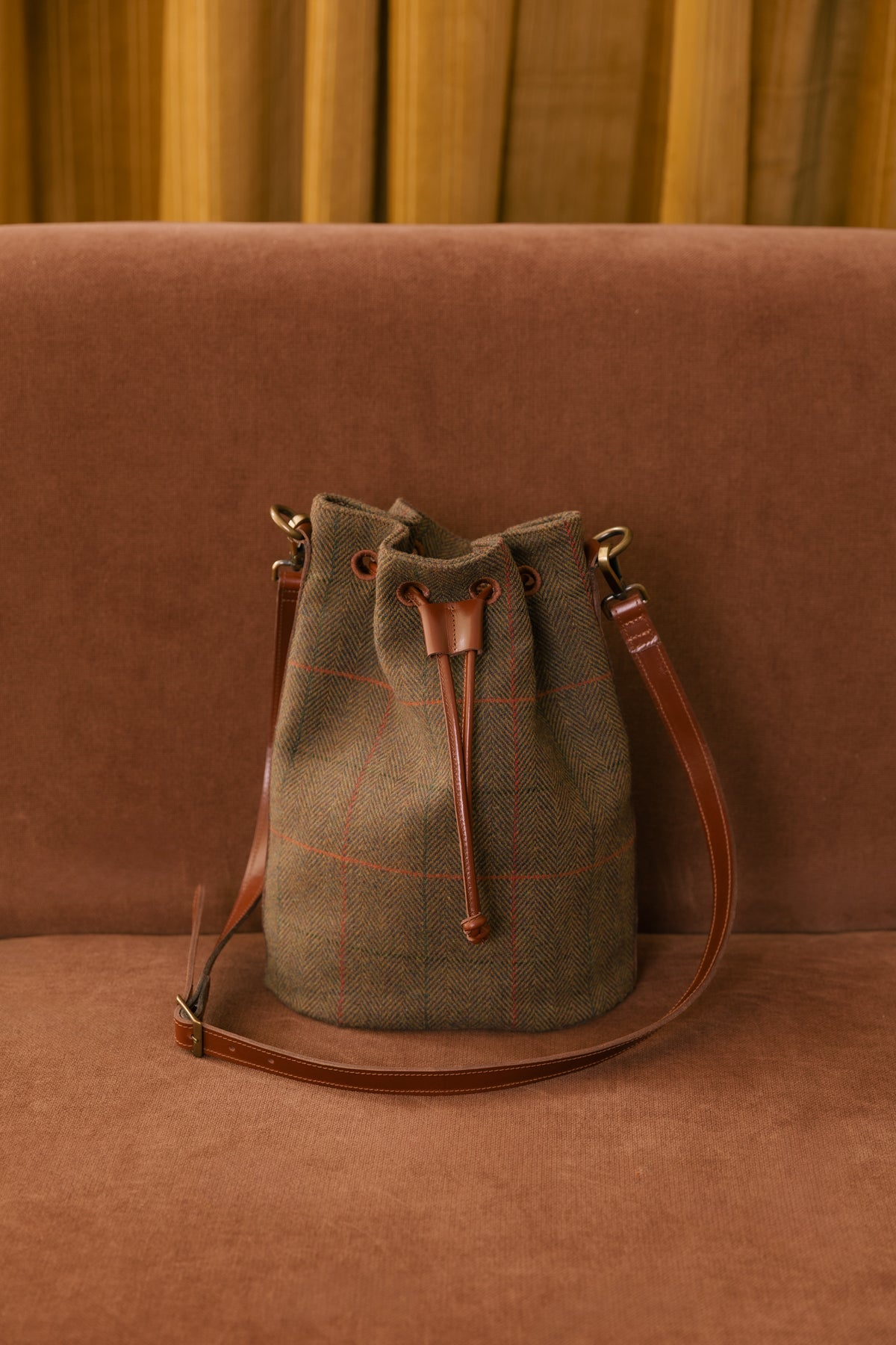 Bolsa Enlace Zilian em tweed de espinha verde-caqui, com cordão e alça em pele castanha