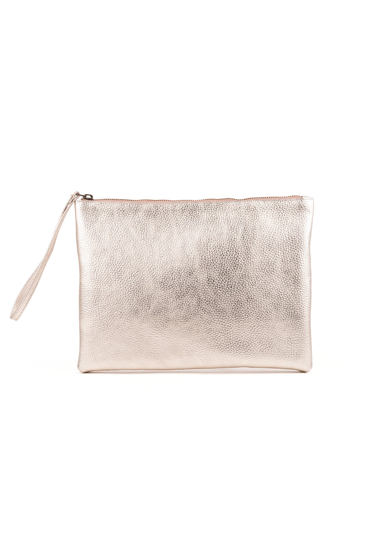 Clutch em pele metalizada champanhe da Zilian, vista de frente, com fecho de correr no topo e alça de mão na lateral.