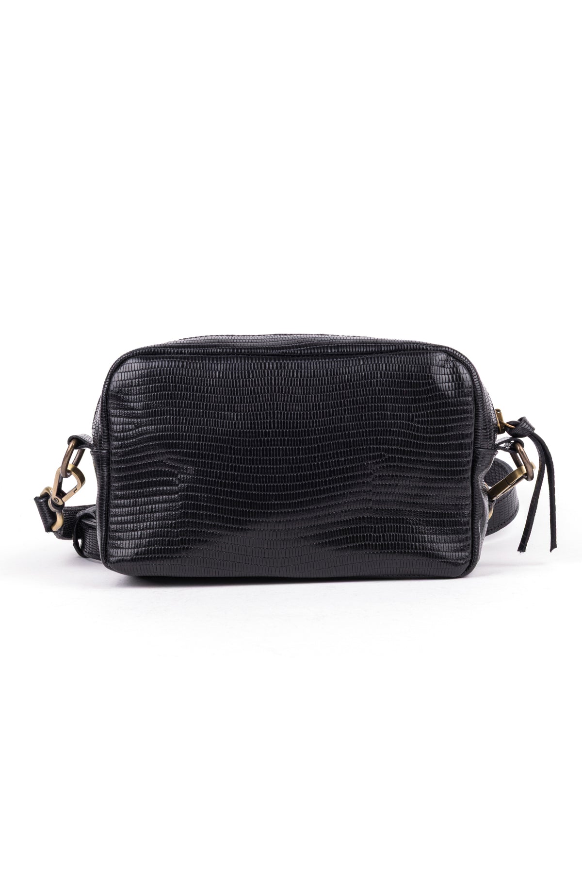 Bolsa tiracolo em pele gravada preta, vista de frente, com fecho de correr e mosquetões dourados.