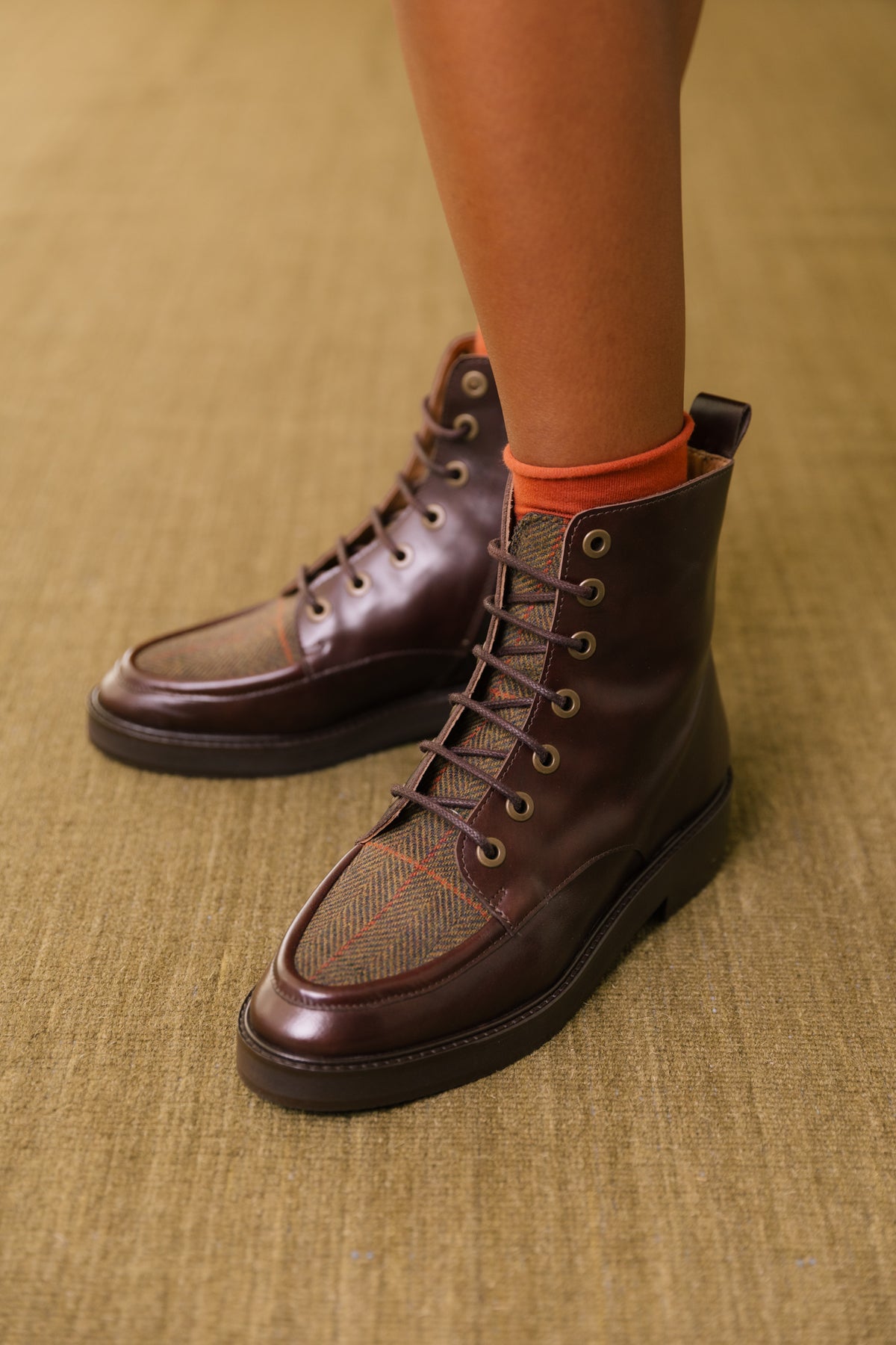 Botins de atacadores Zilian em pele castanha, com recortes em tweed de espinha e ilhós dourados