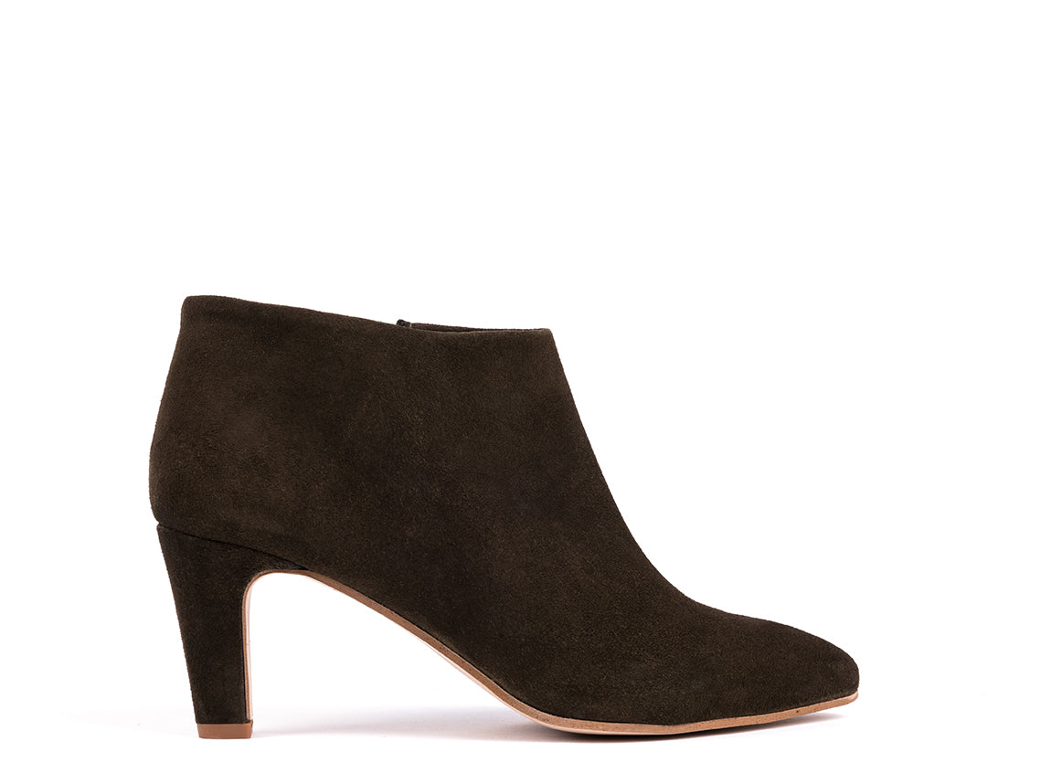 Botins de salto alto em