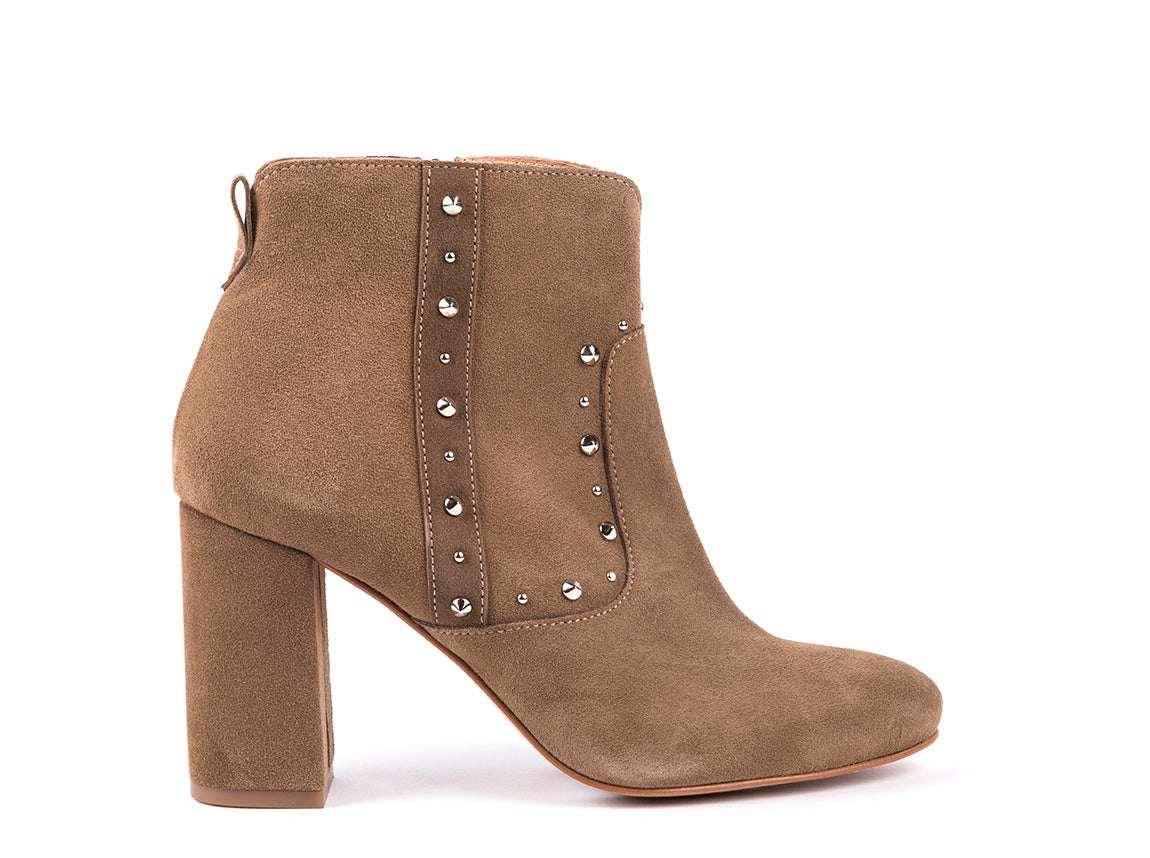 Botins de salto alto em