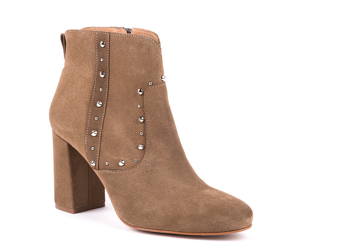 Botins de salto alto em