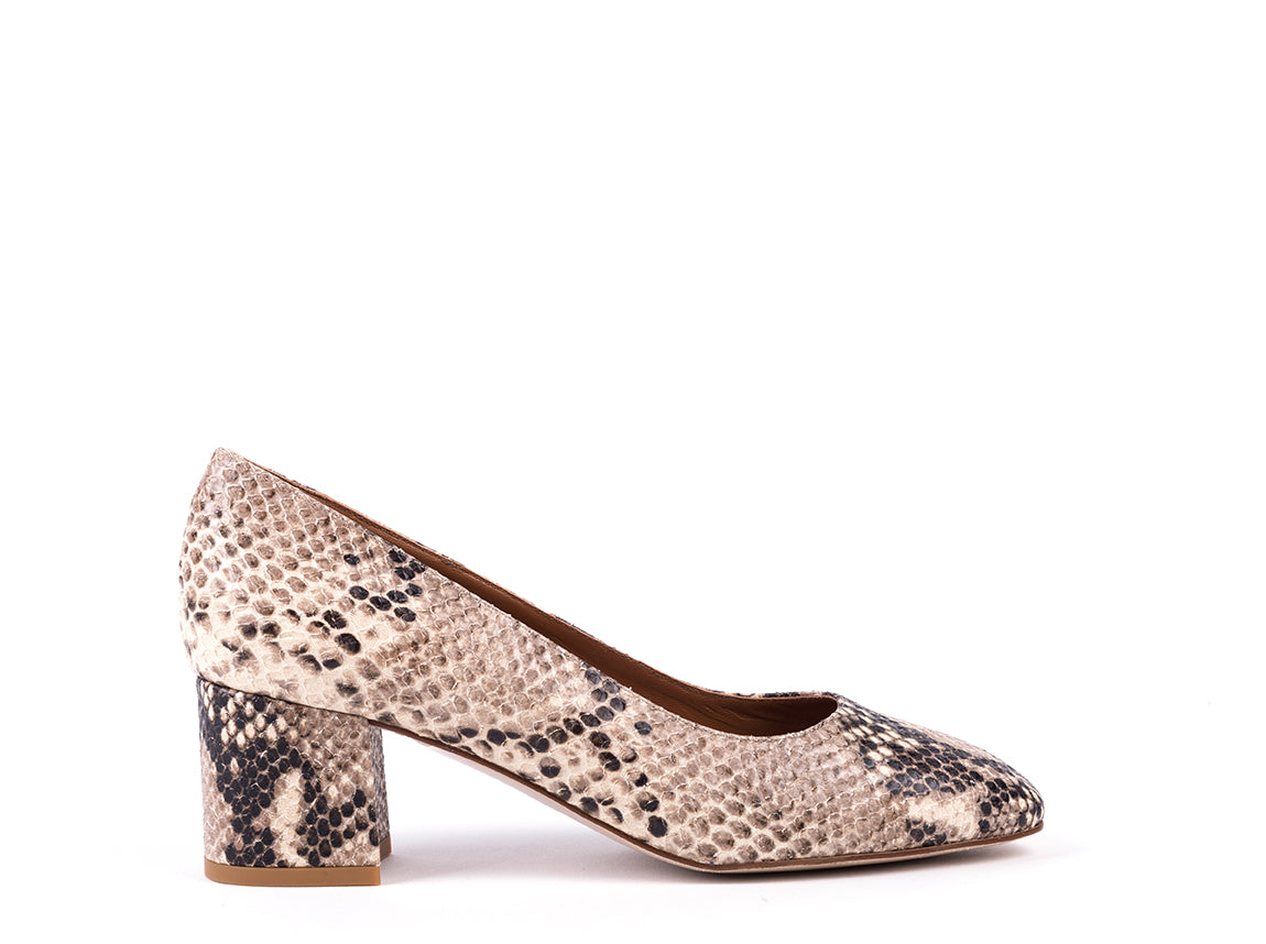 Sapatos de salto médio em
