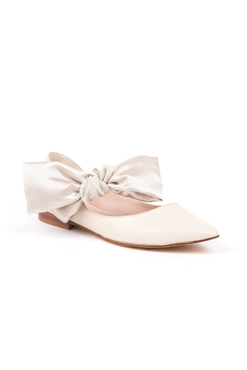Flat bridal shoes in off-white leather with satin bow