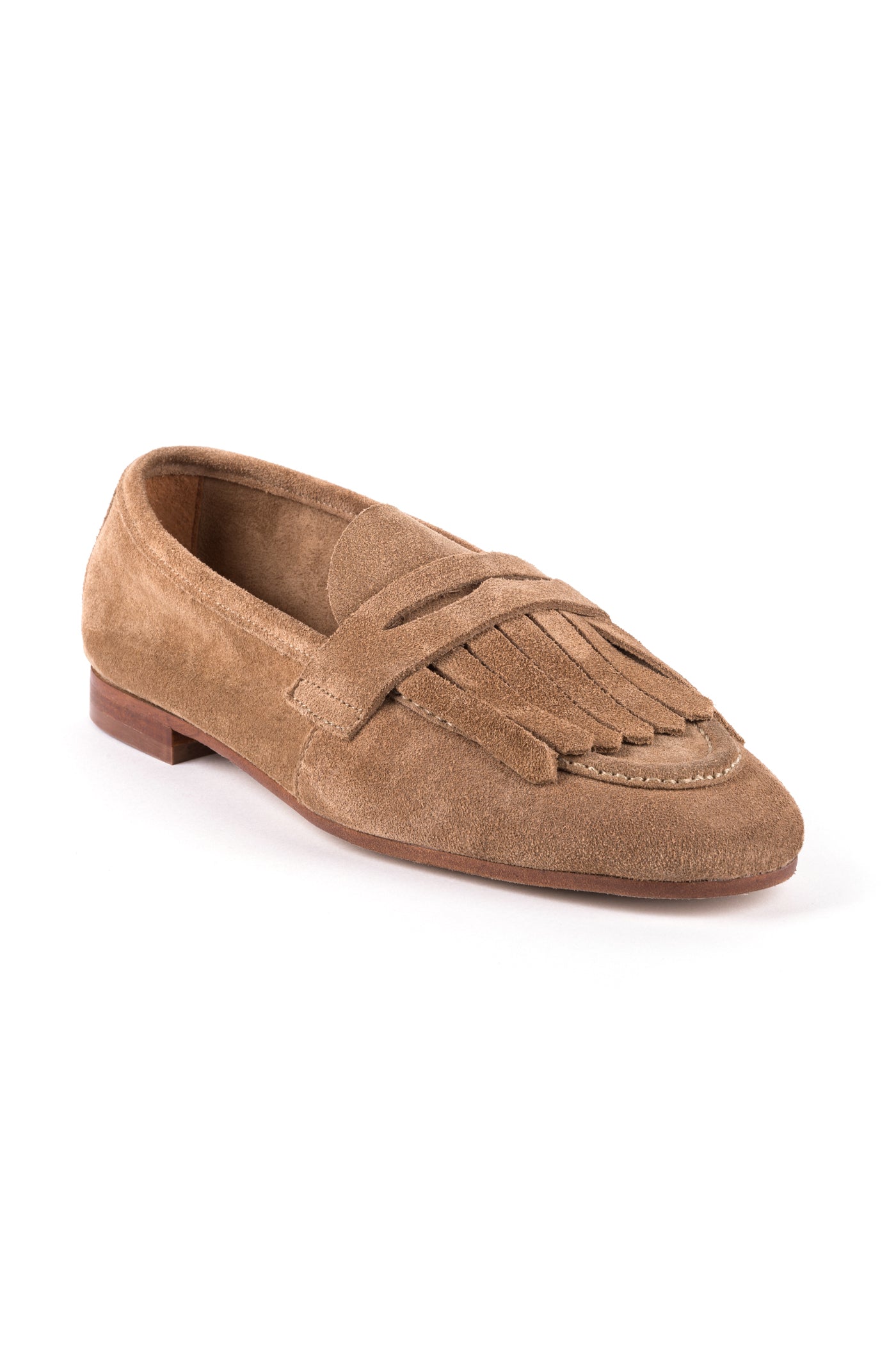 Mocassim em croute toupeira com franjas, salto raso de 1 cm e bico redondo