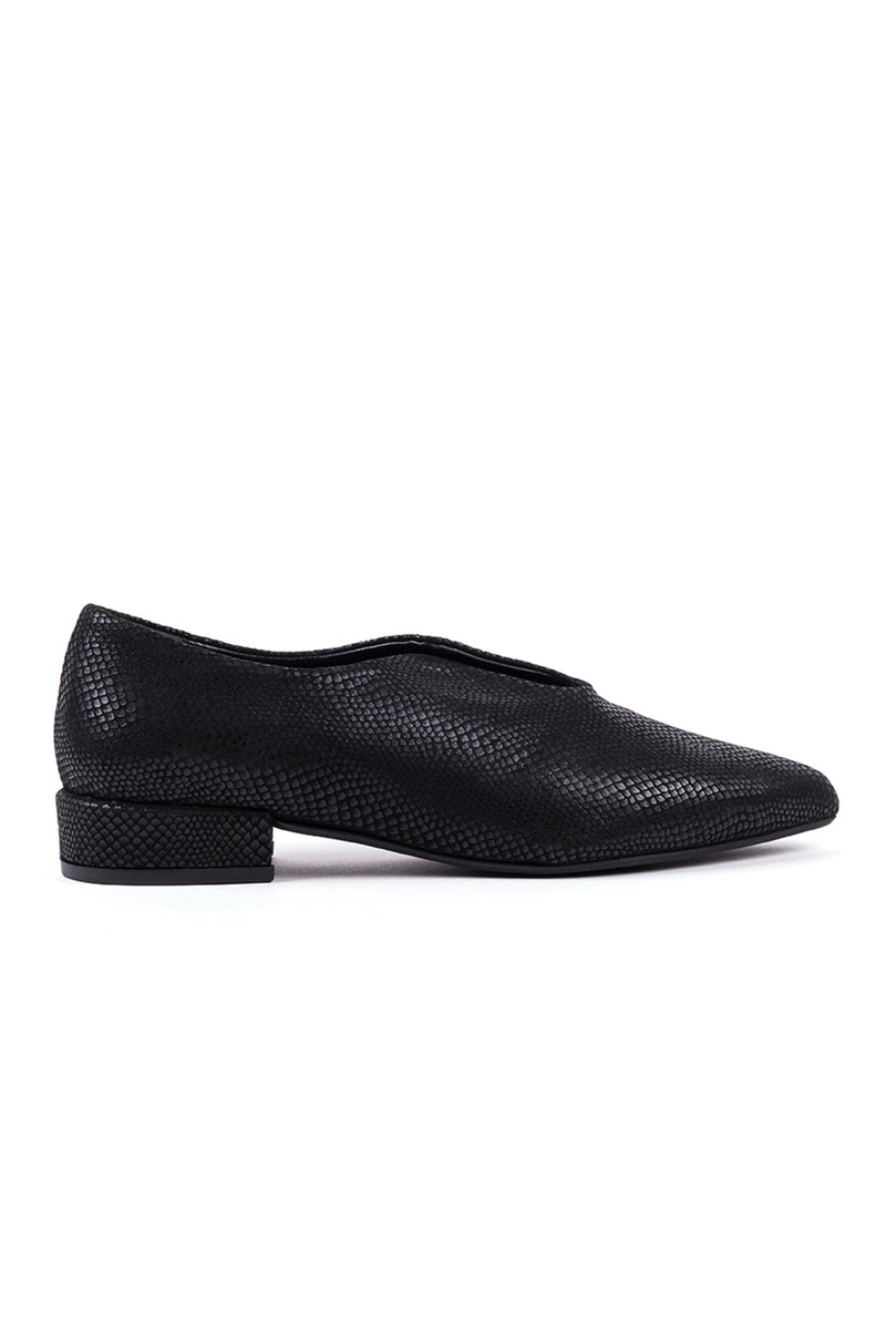 Flat shoes in black engraved leather