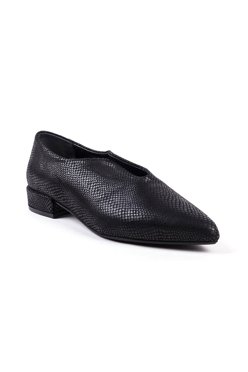 Flat shoes in black engraved leather