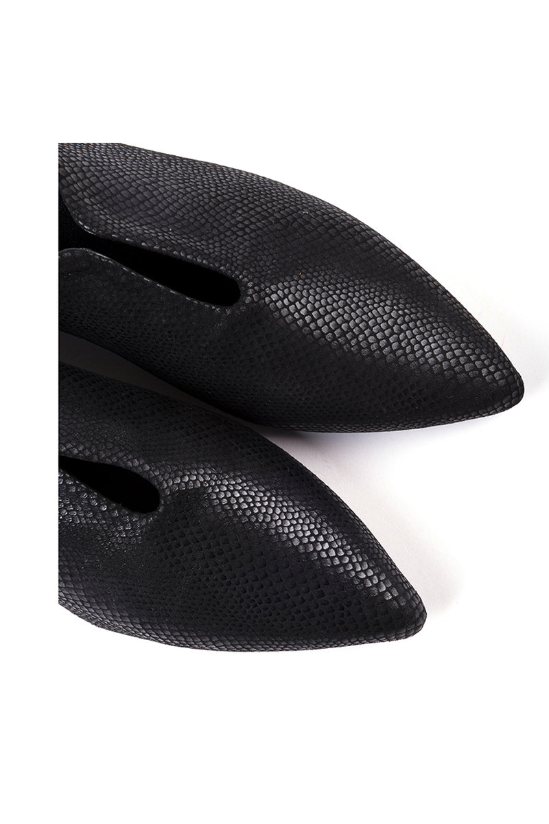 Flat shoes in black engraved leather