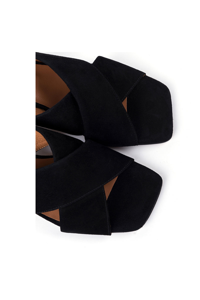 Sandálias de salto quadrado em camurça preta com fivela ajustável. REF 600014