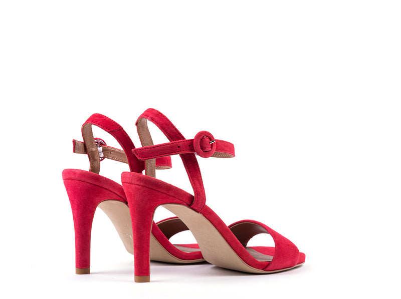 Sandálias de salto alto em camurça vermelha com fivela ajustável